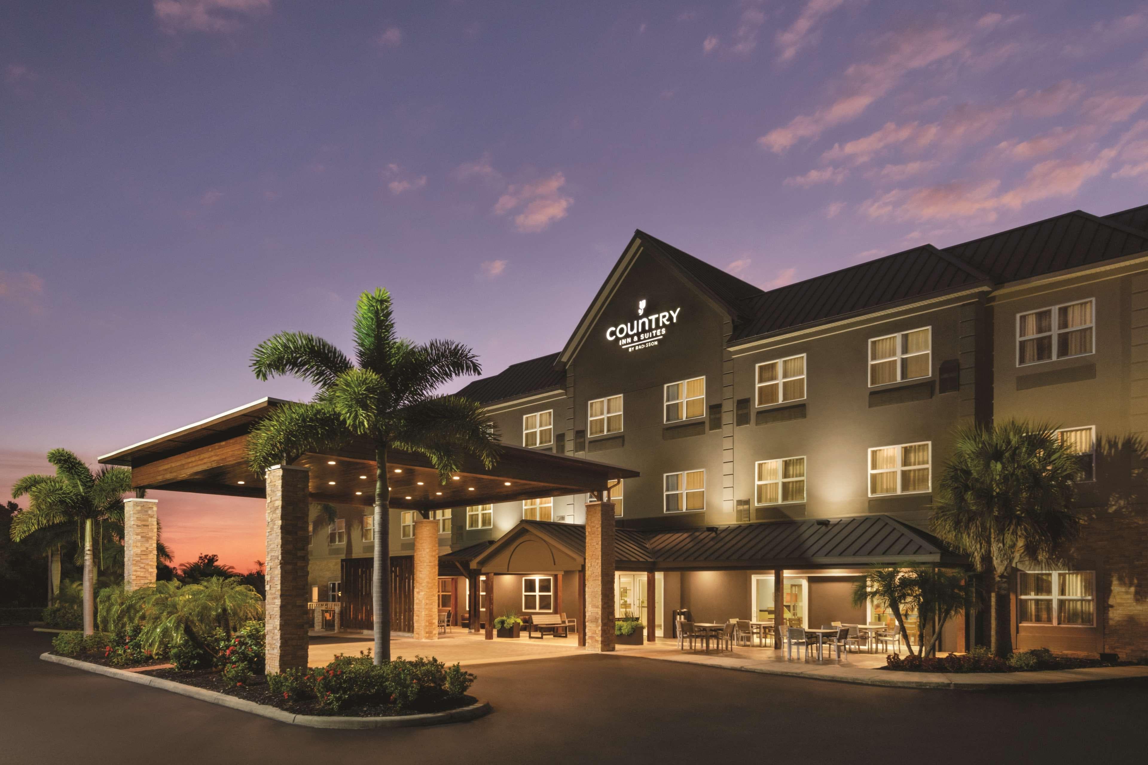 Country Inn & Suites by Radisson, Bradenton-Lakewood Ranch, FL - Image 1