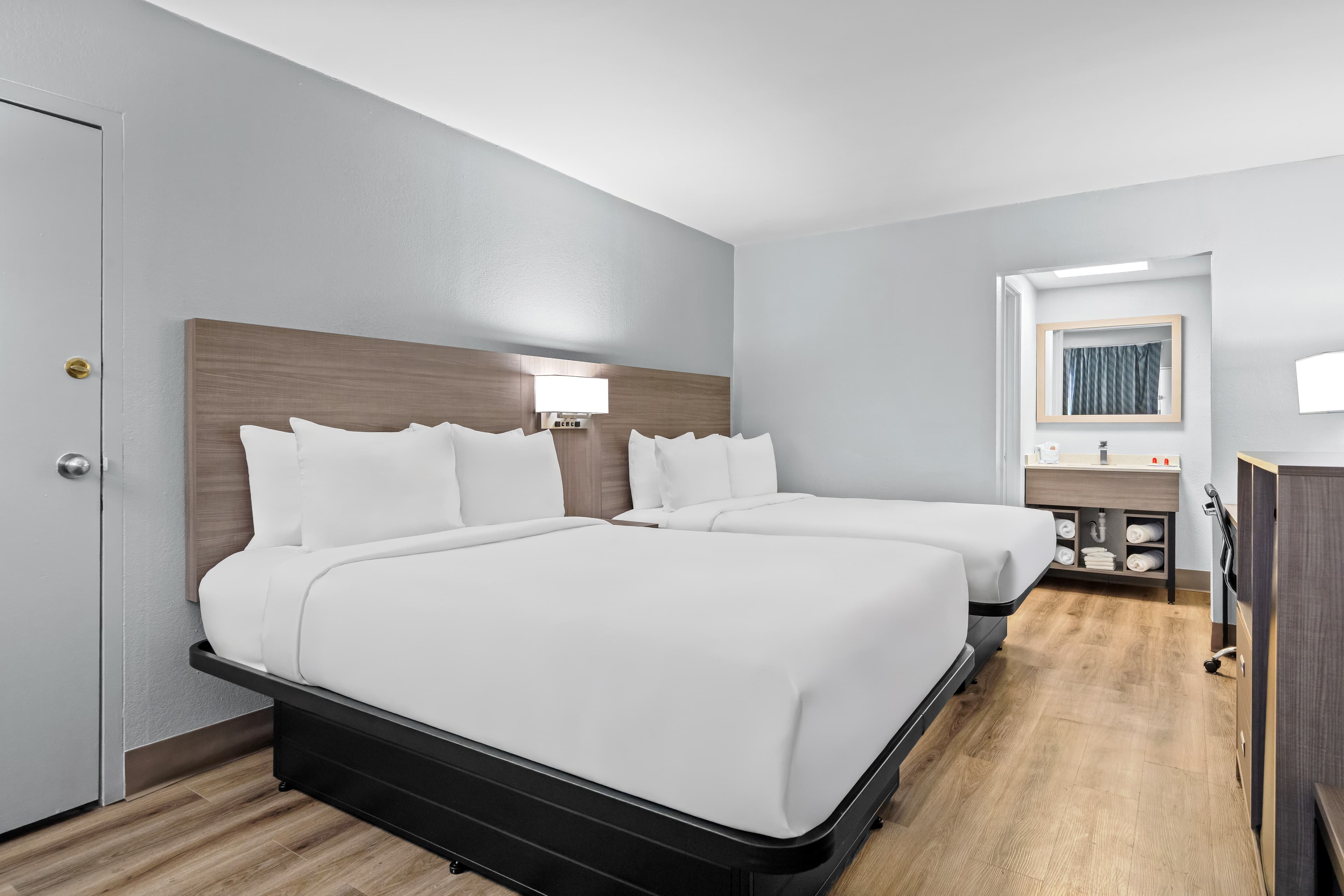 Econo Lodge Daytona Beach - Speedway - Image 2