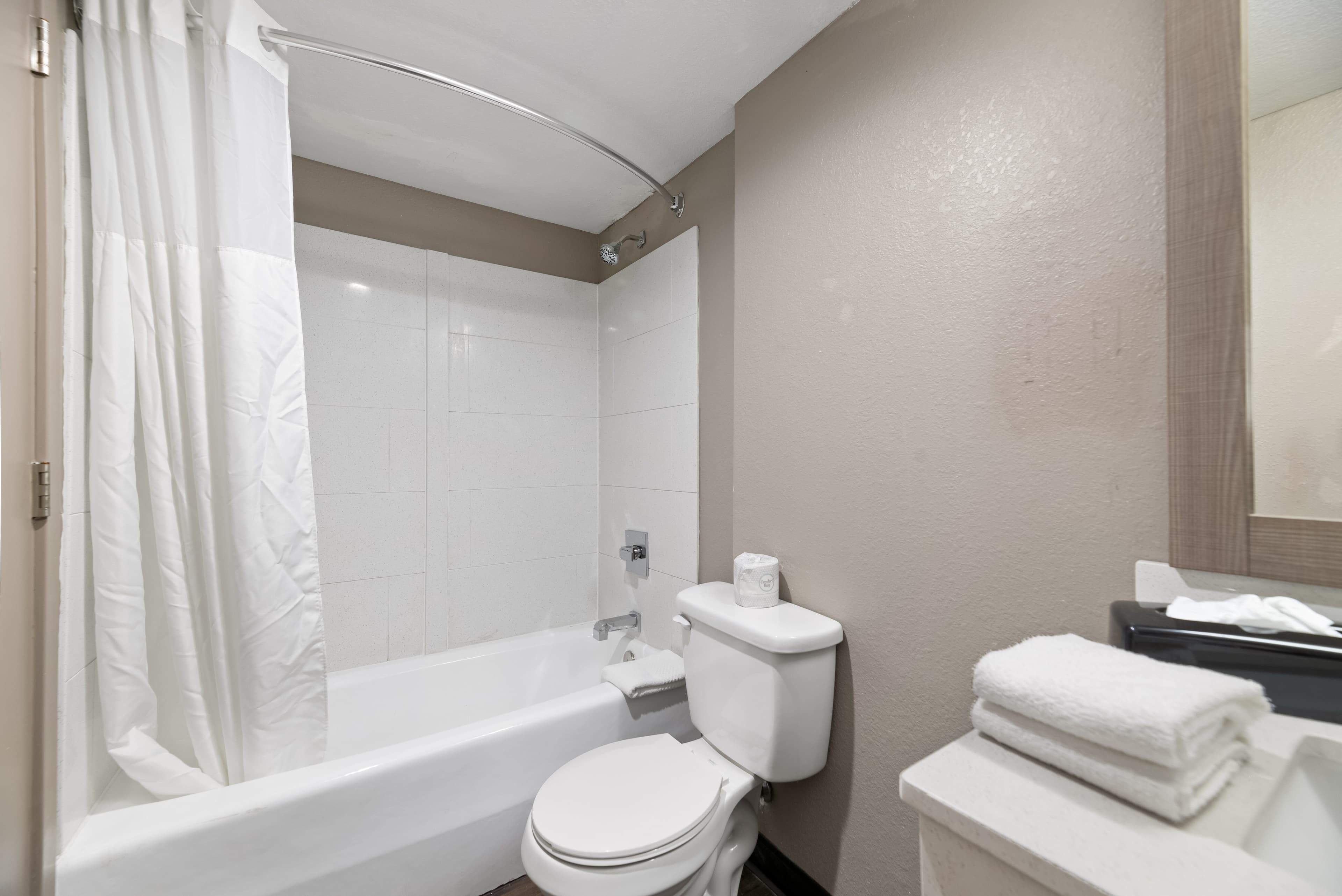 Quality Suites Wildwood - The Villages — 8