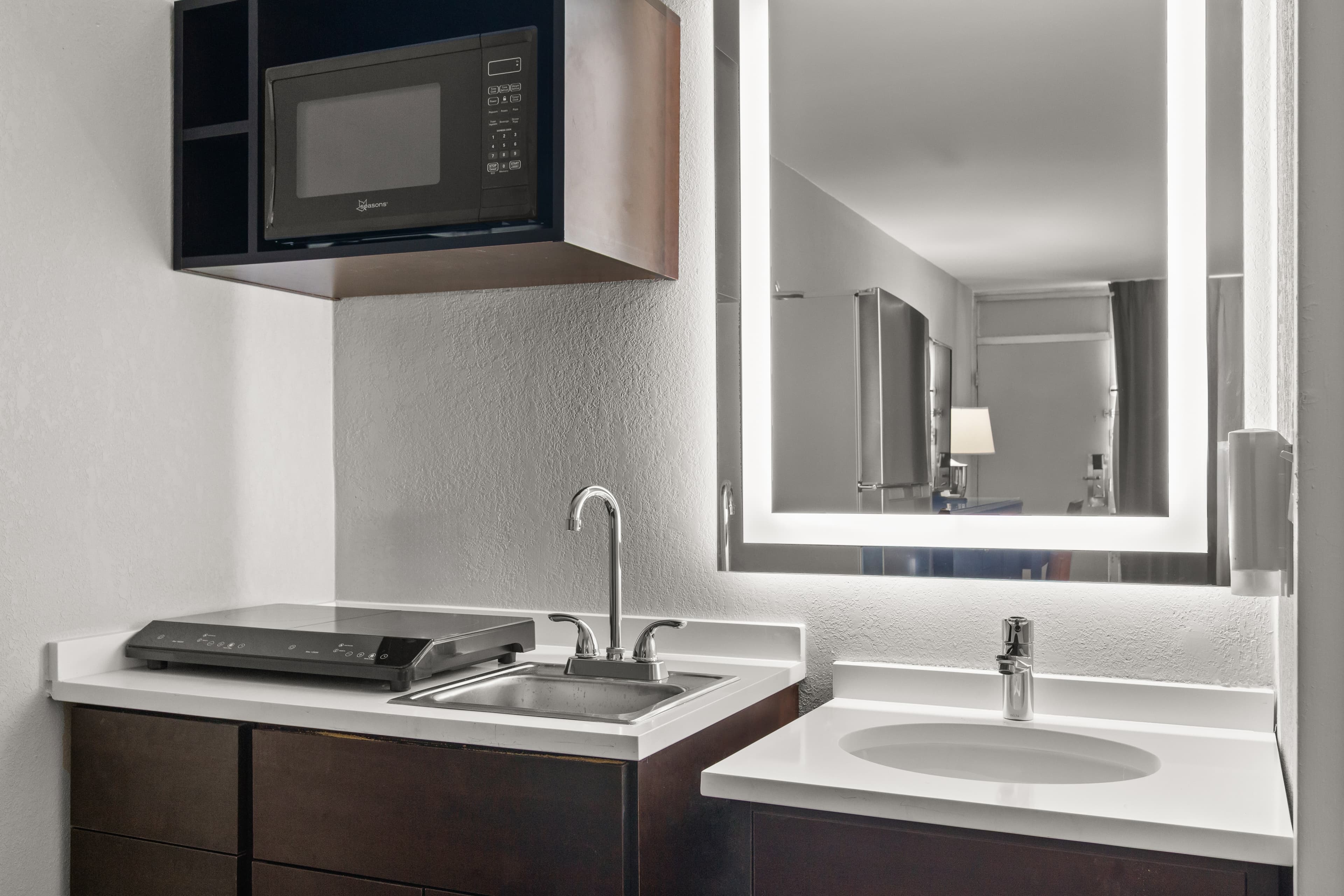Suburban Studios Orange Park - Jacksonville near Naval Air Station — 5