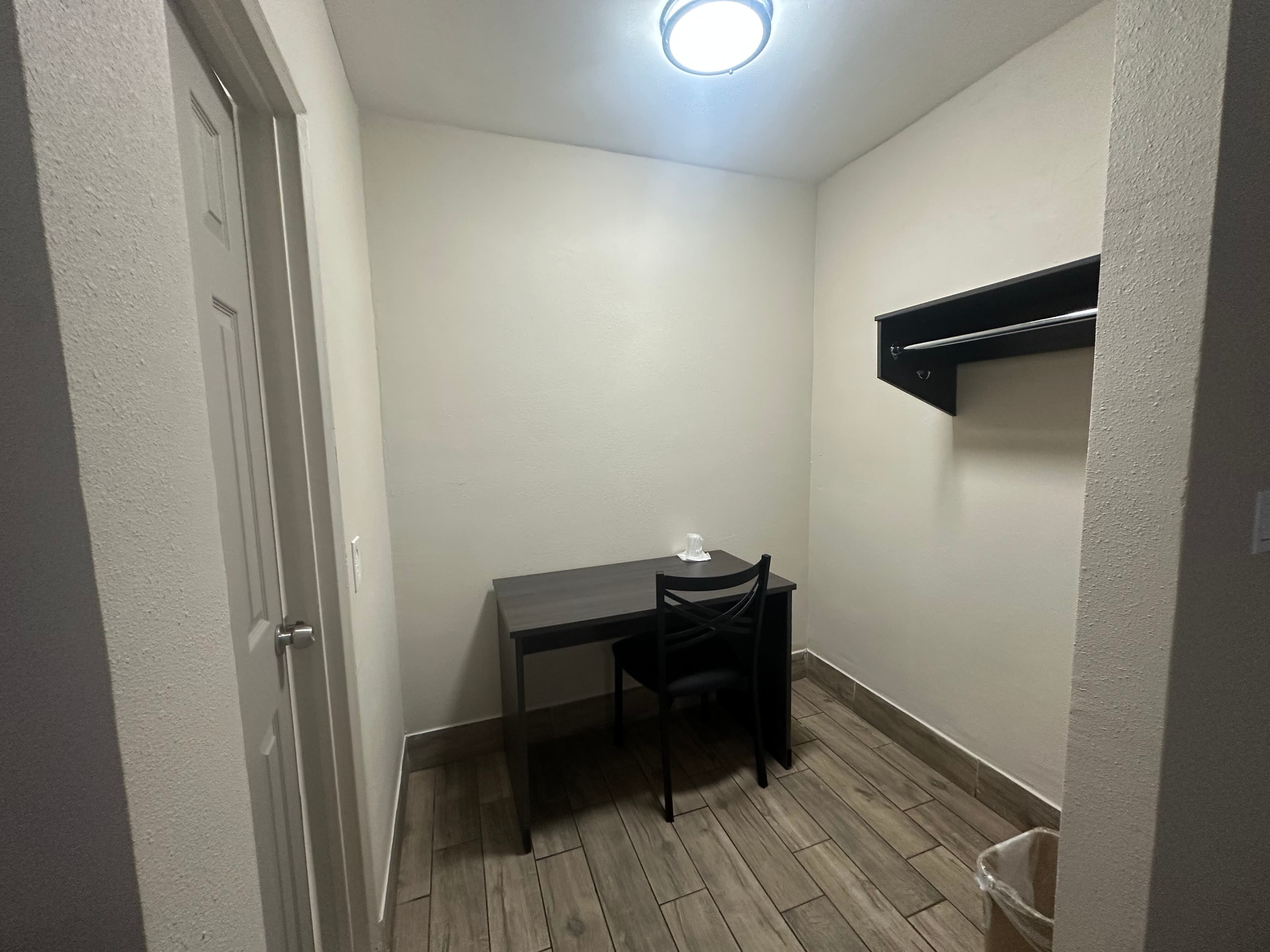 Econo Lodge St. Petersburg Central - Image 2