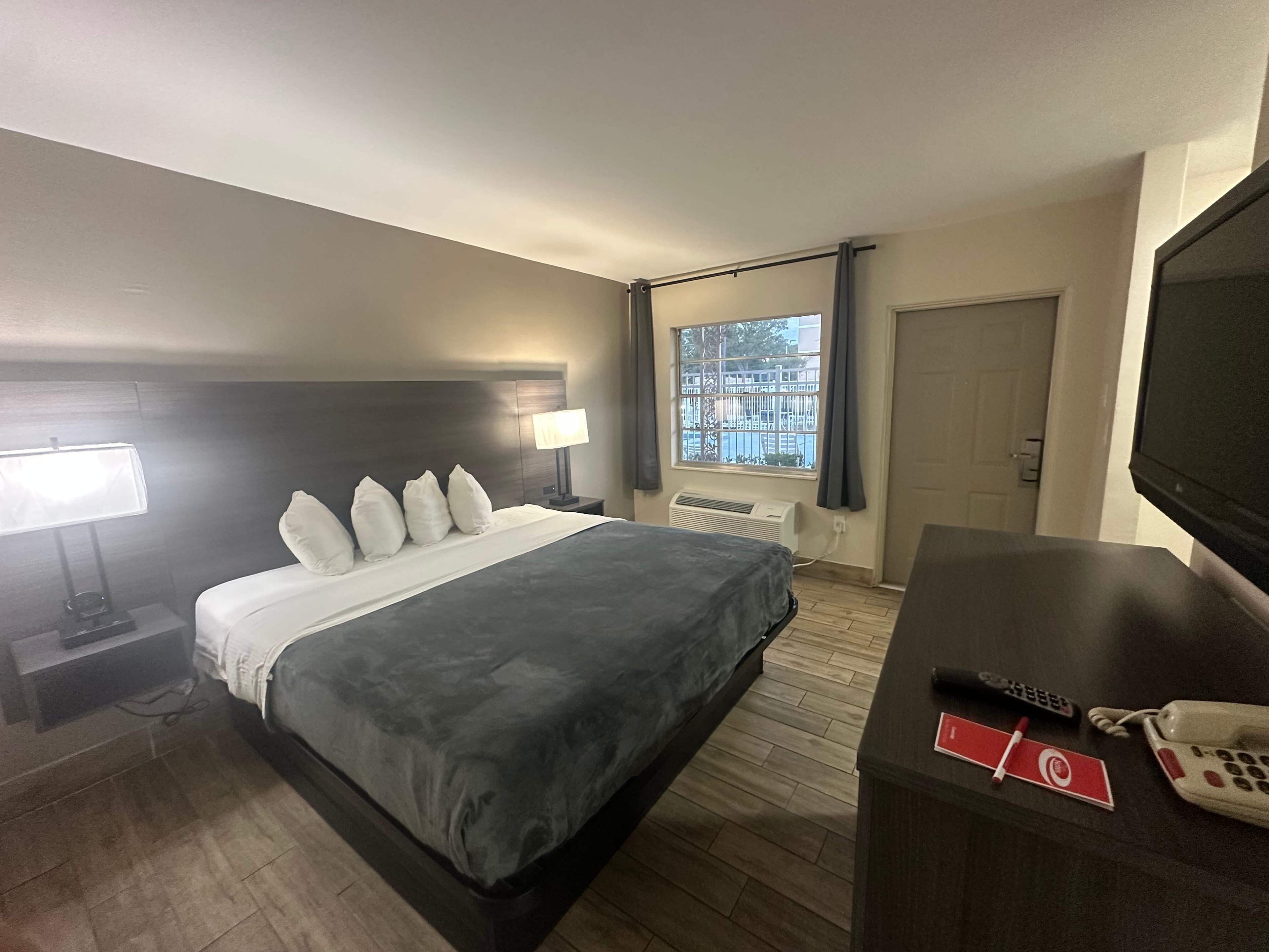 Econo Lodge St. Petersburg Central - Image 1