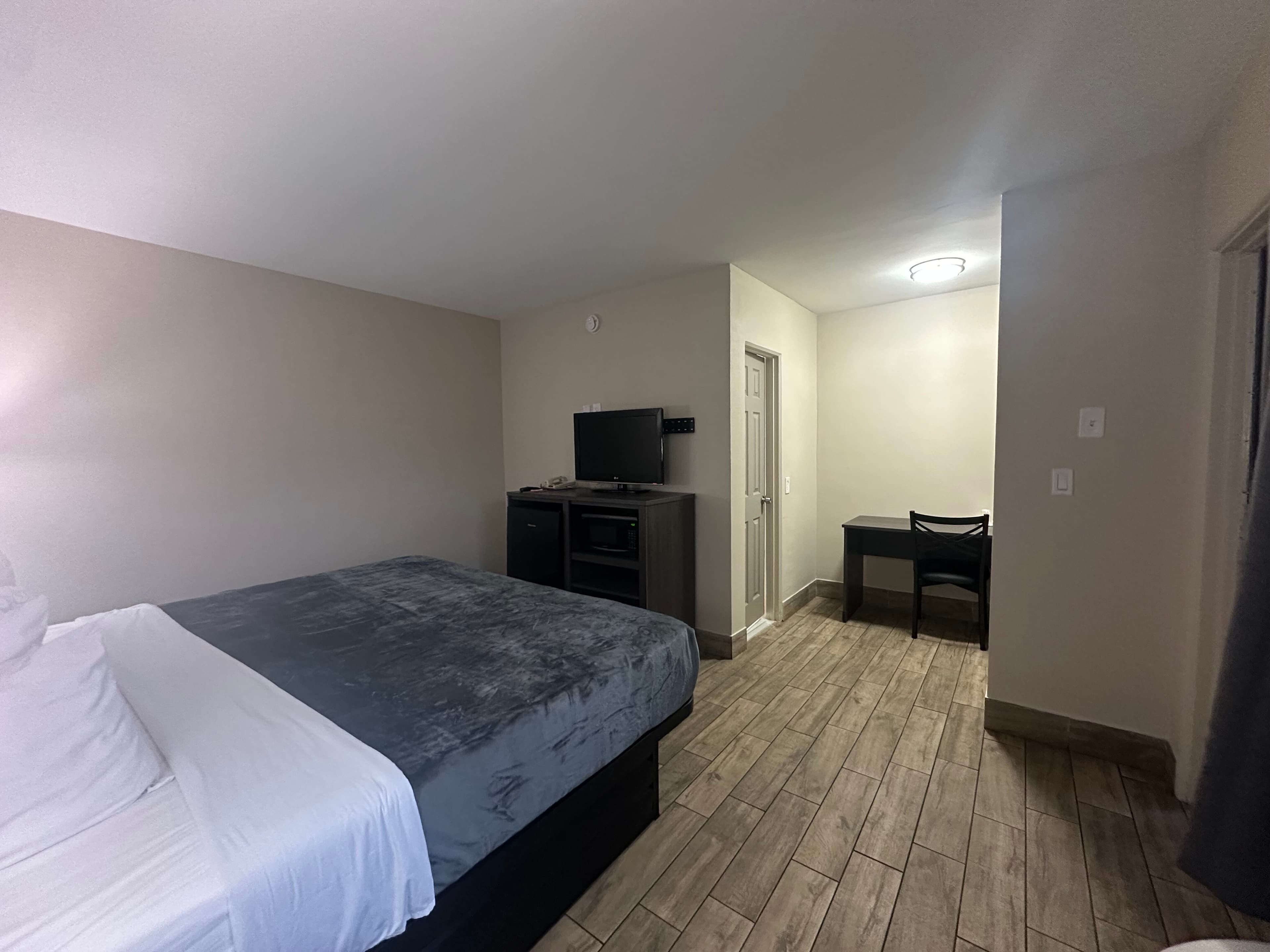 Econo Lodge St. Petersburg Central - Image 5