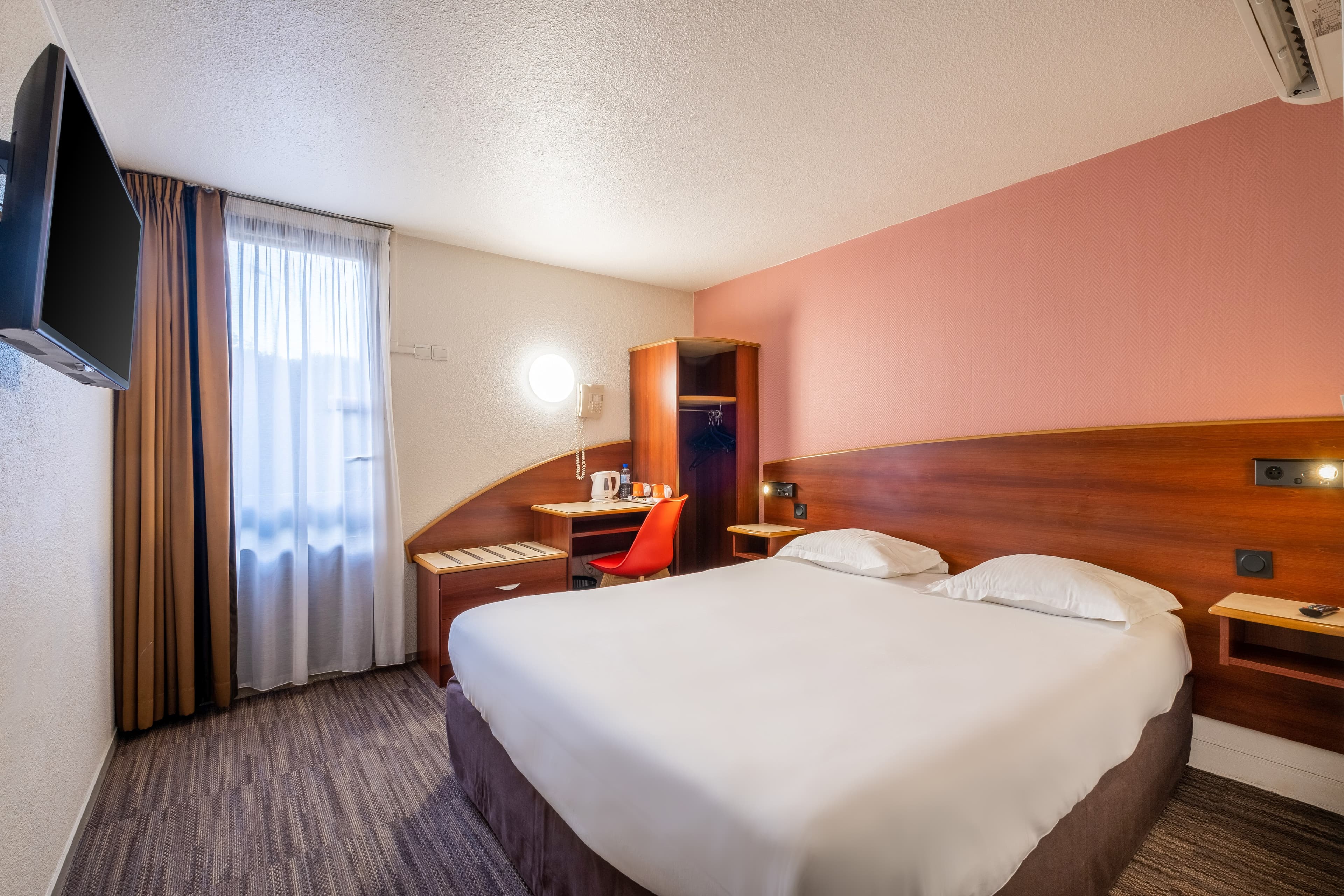 Comfort Hotel Etampes - Image 1
