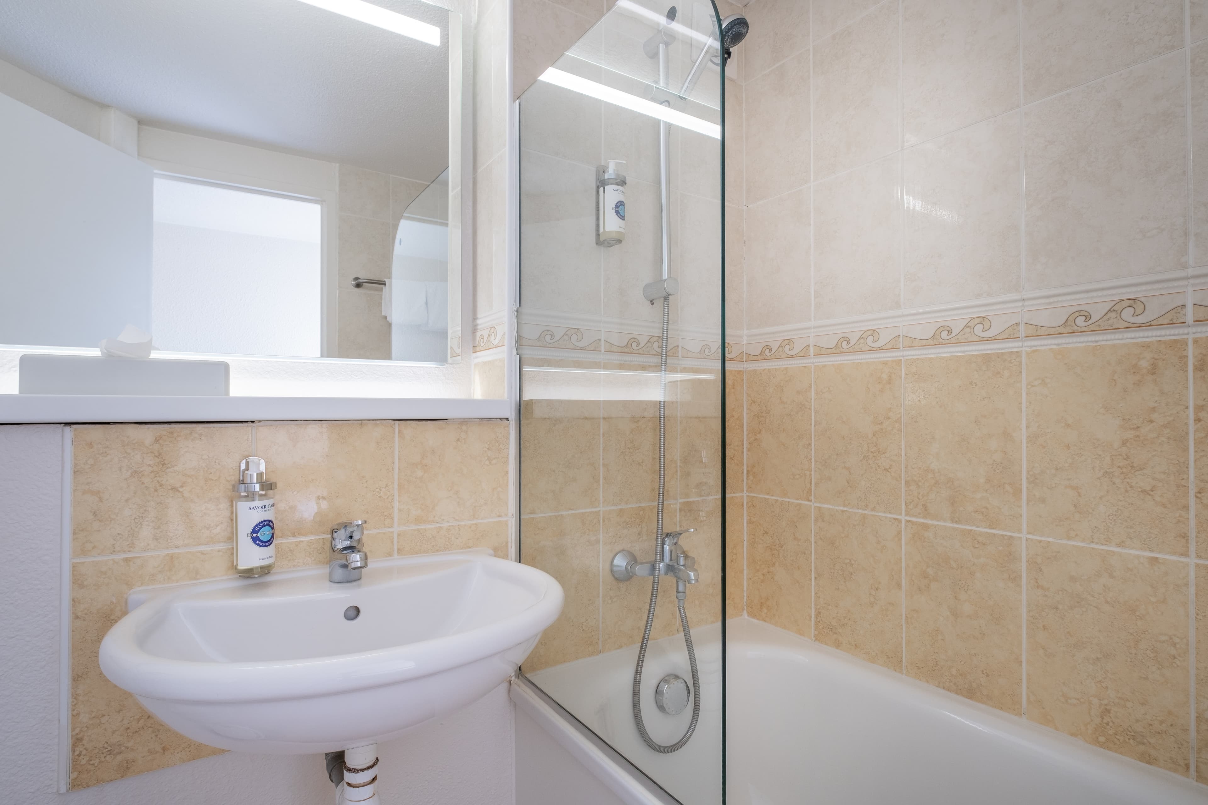 Comfort Hotel Etampes — 9