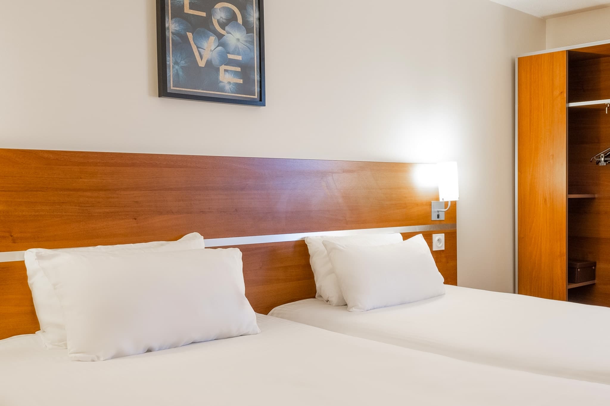 Comfort Hotel Aeroport Lyon St Exupery — 8