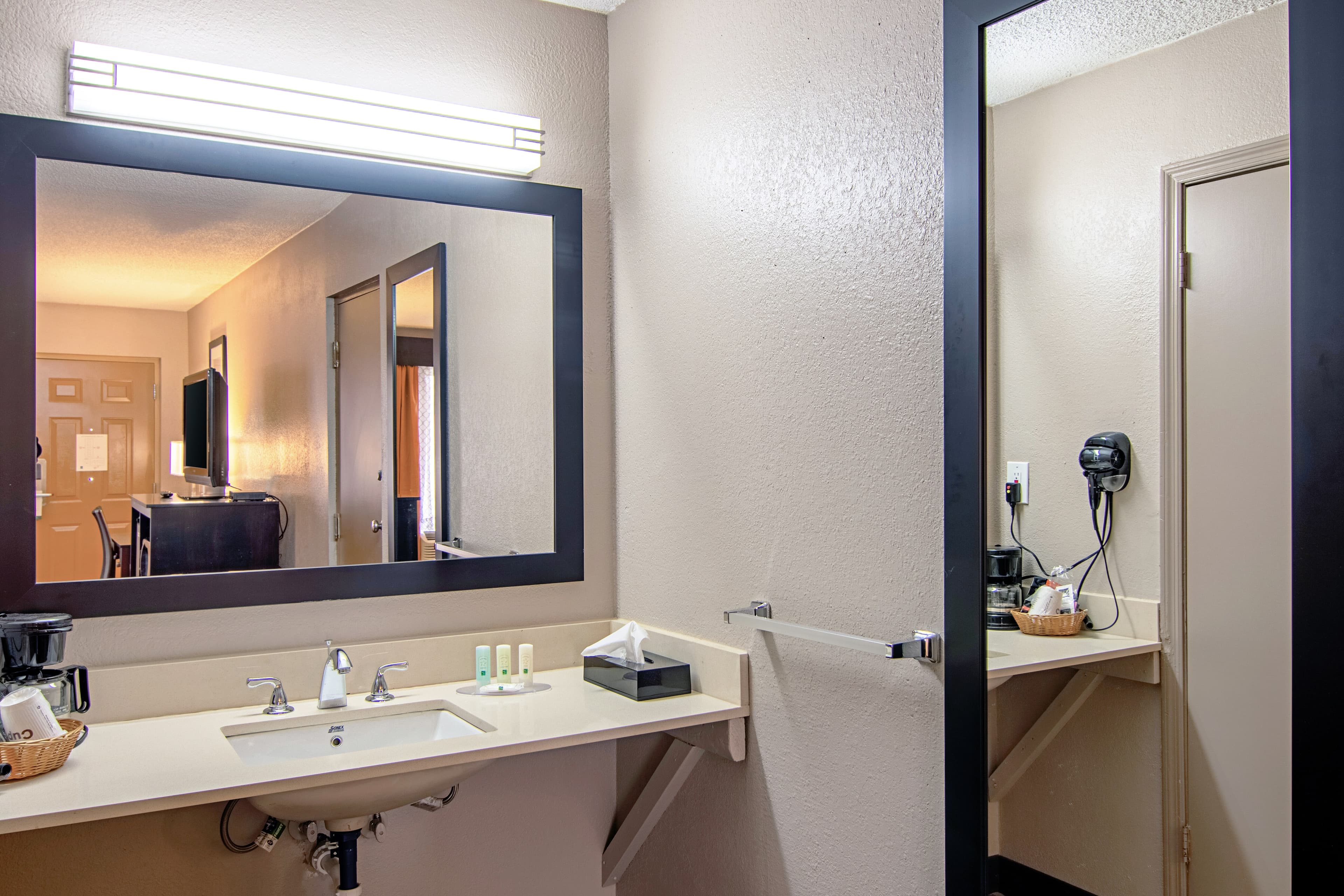 Quality Inn Villa Rica - Image 5