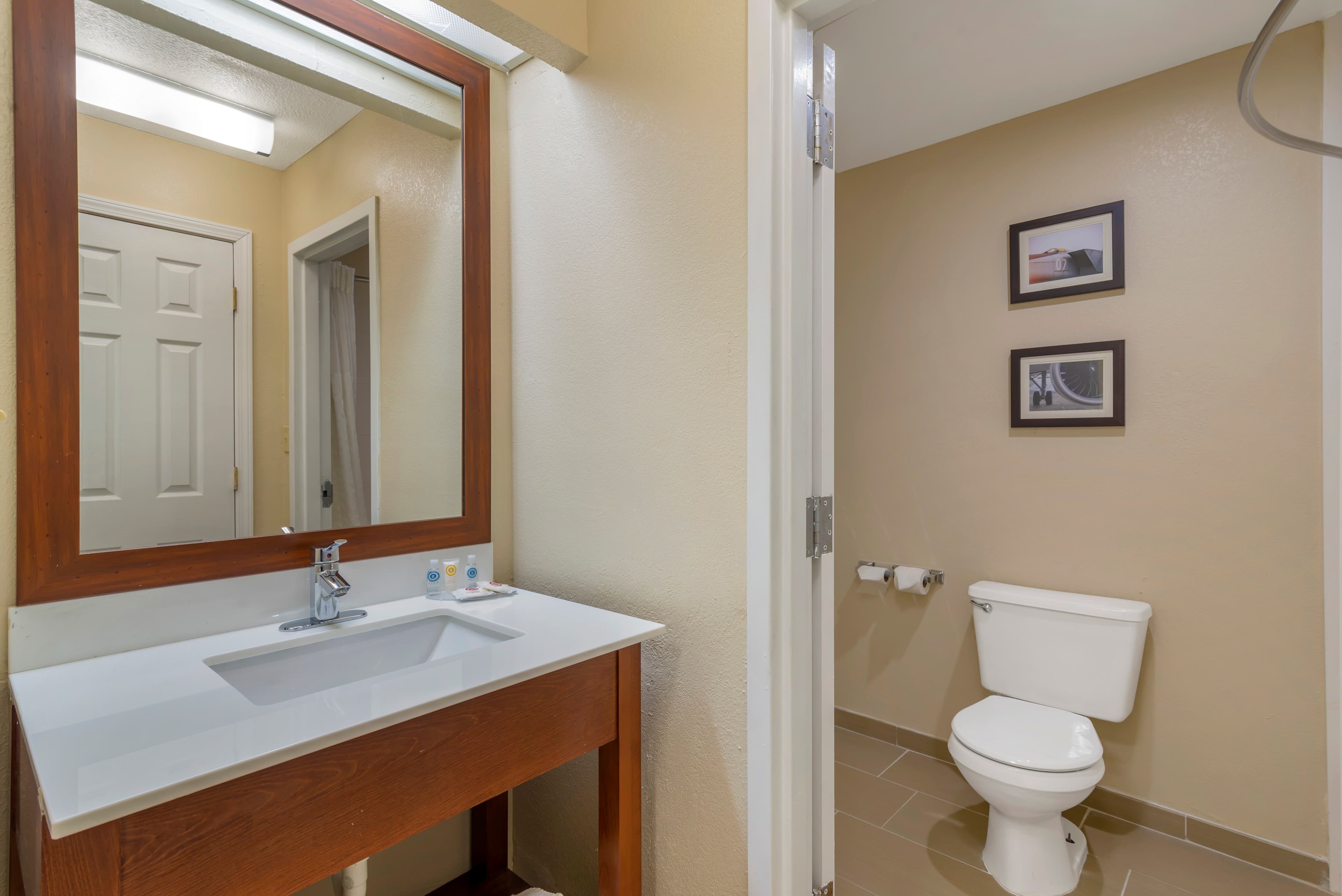 Comfort Inn & Suites - near Robins Air Force Base Main Gate - Image 5