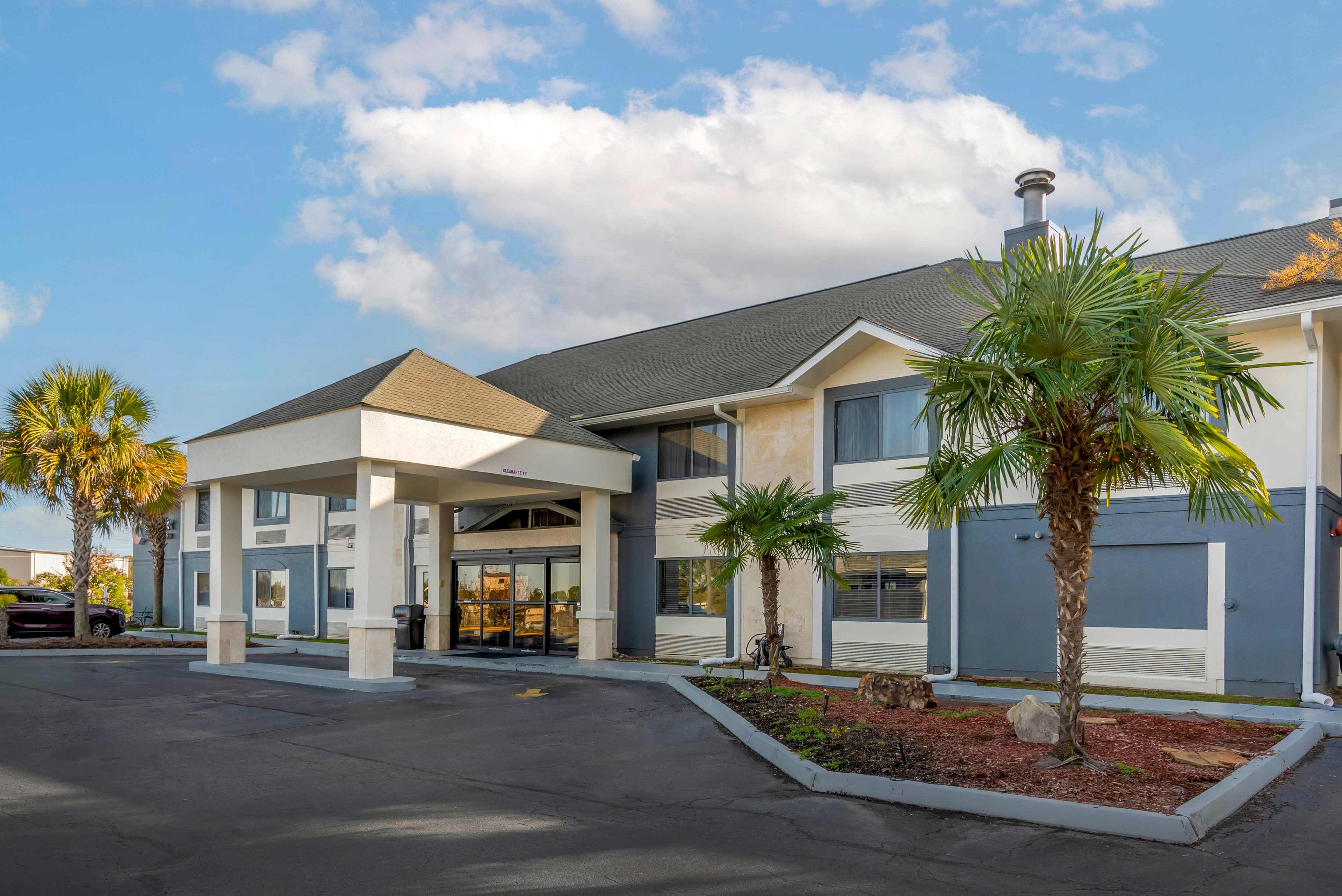 Comfort Inn & Suites - near Robins Air Force Base Main Gate - Image 1