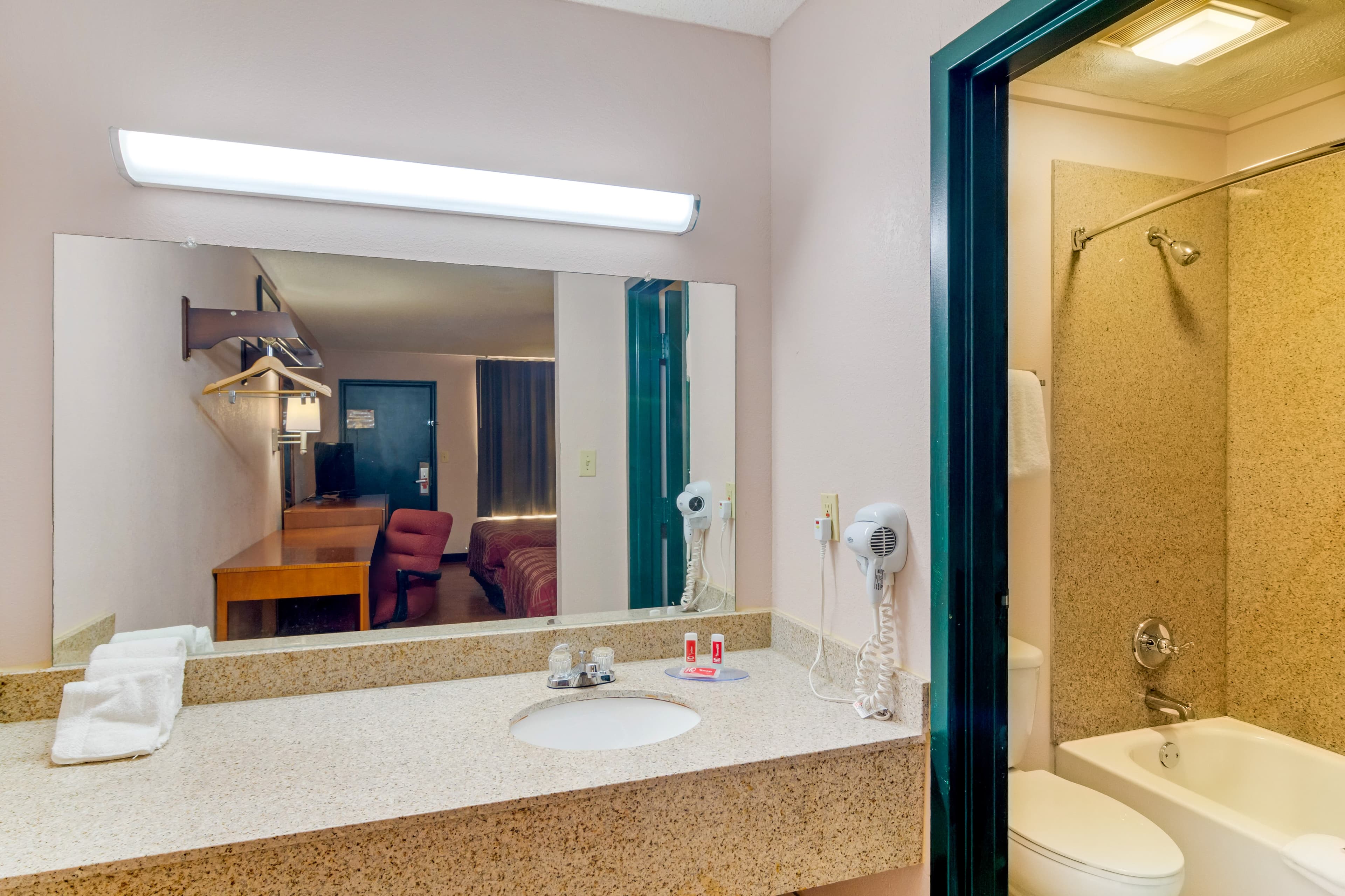 Econo Lodge Decatur - Atlanta East - Image 5