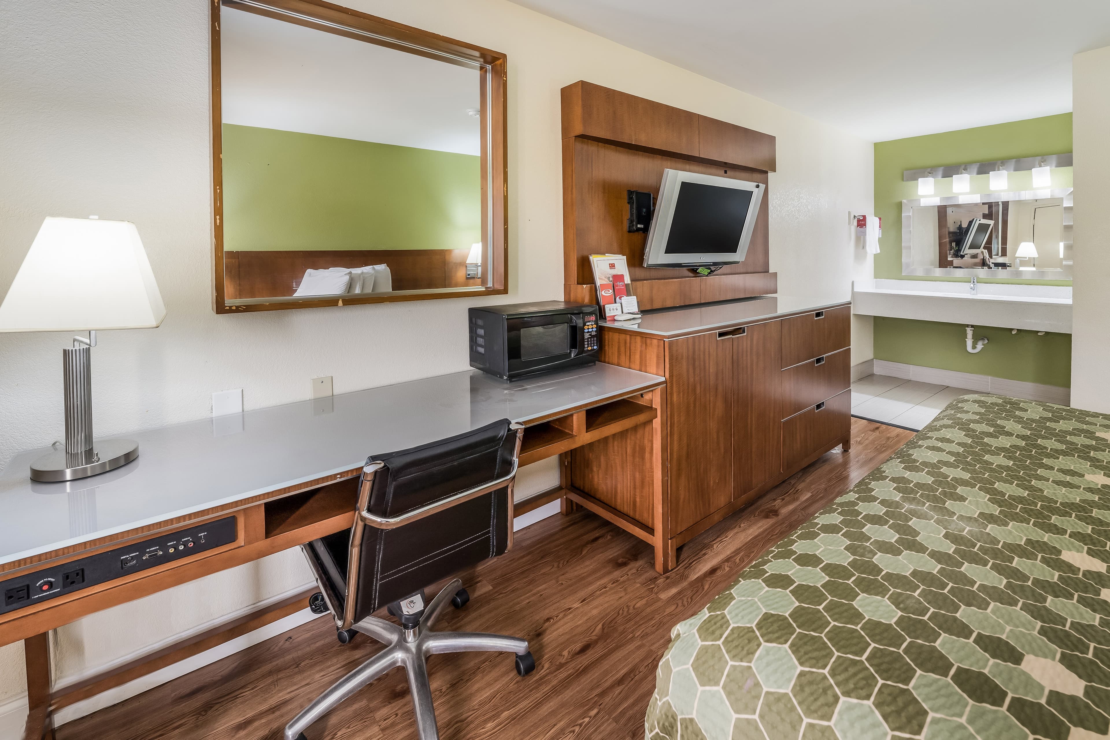 Econo Lodge Atlanta Airport East — 8