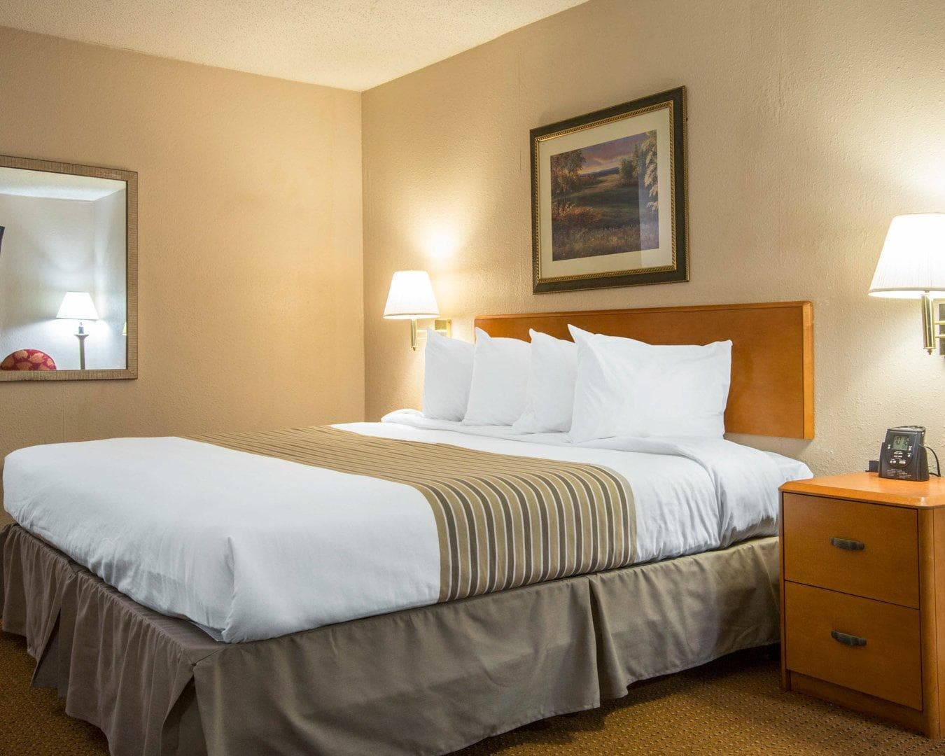 Econo Lodge Inn & Suites Columbus near Fort Benning - Image 5