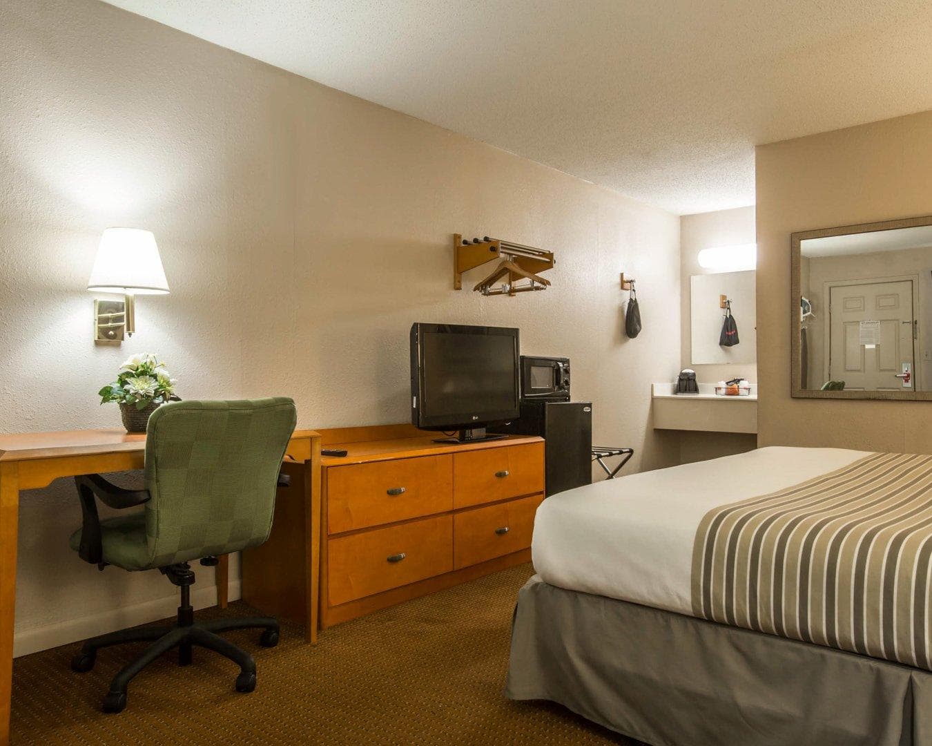 Econo Lodge Inn & Suites Columbus near Fort Benning — 7
