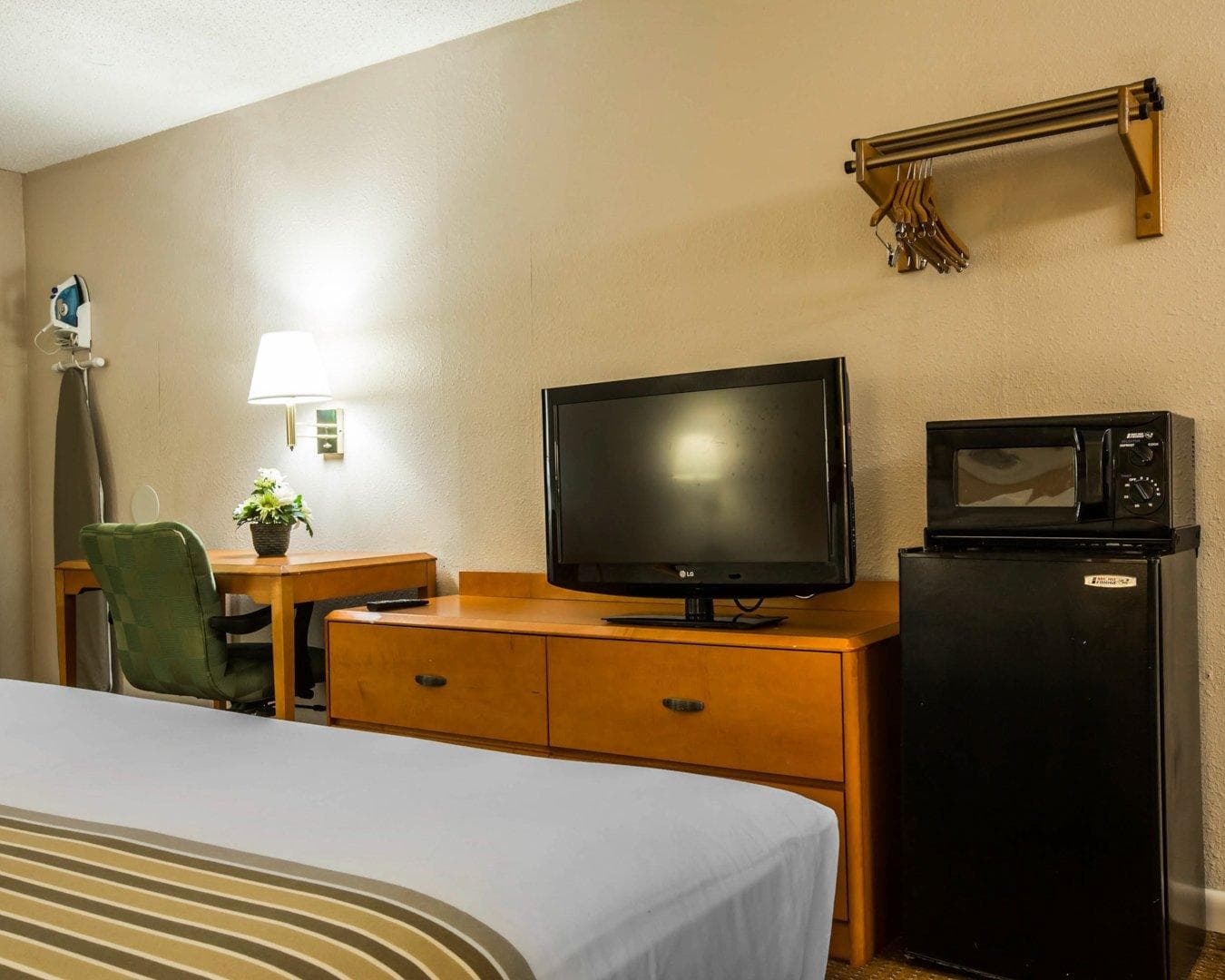 Econo Lodge Inn & Suites Columbus near Fort Benning — 8