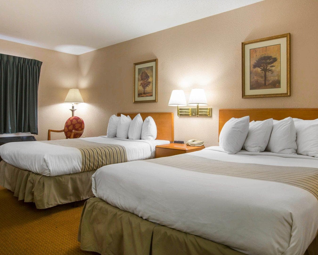 Econo Lodge Inn & Suites Columbus near Fort Benning - Image 2