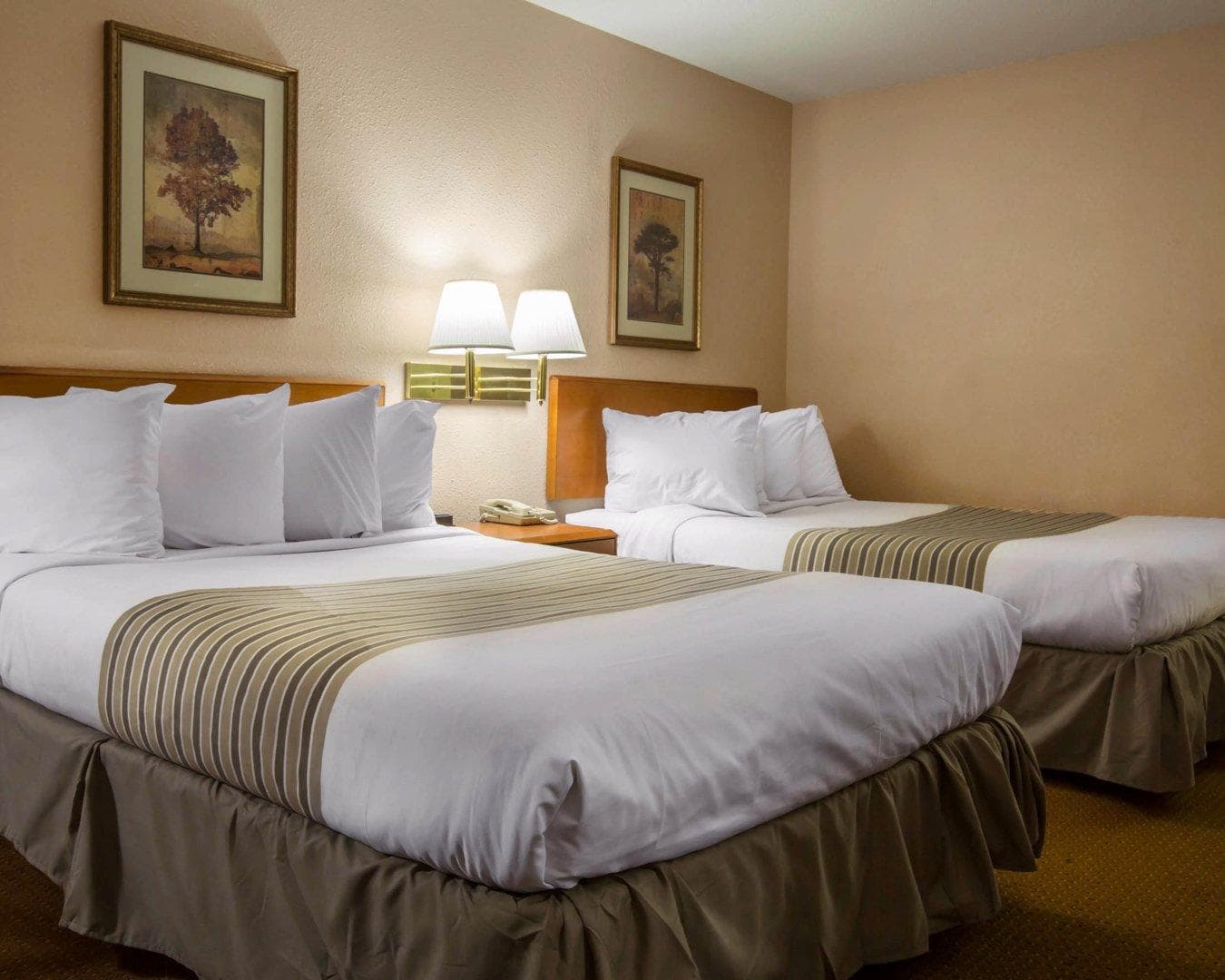 Econo Lodge Inn & Suites Columbus near Fort Benning - Image 3