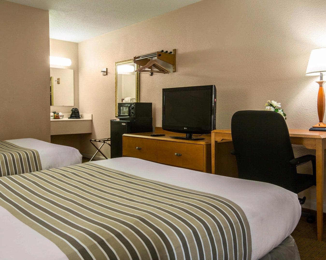 Econo Lodge Inn & Suites Columbus near Fort Benning - Image 4