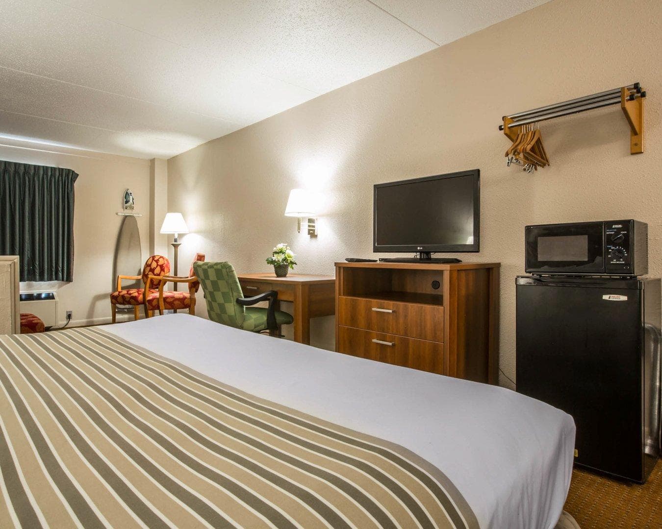 Econo Lodge Inn & Suites Columbus near Fort Benning — 22