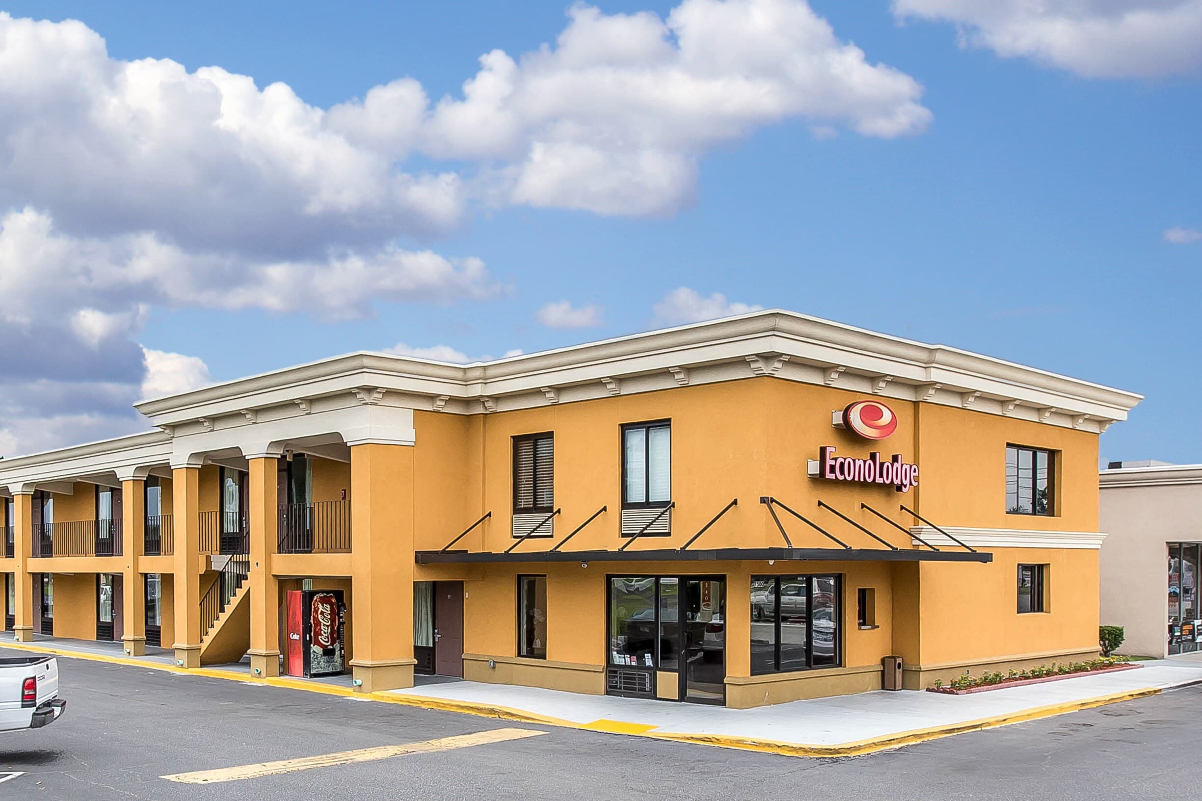 Econo Lodge Savannah Midtown - Image 1