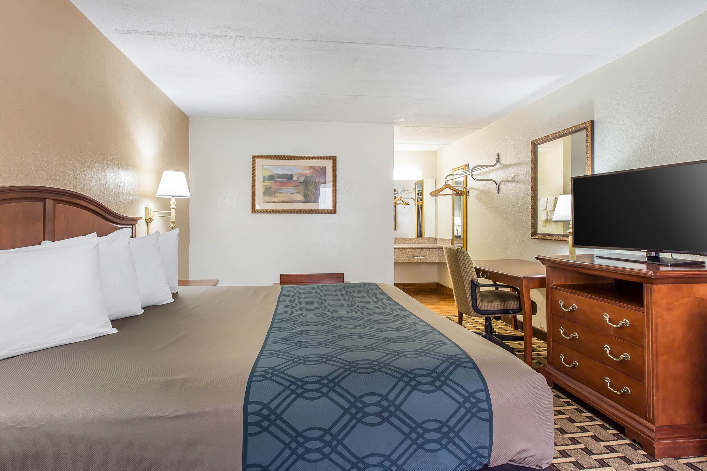Econo Lodge Savannah Midtown — 10