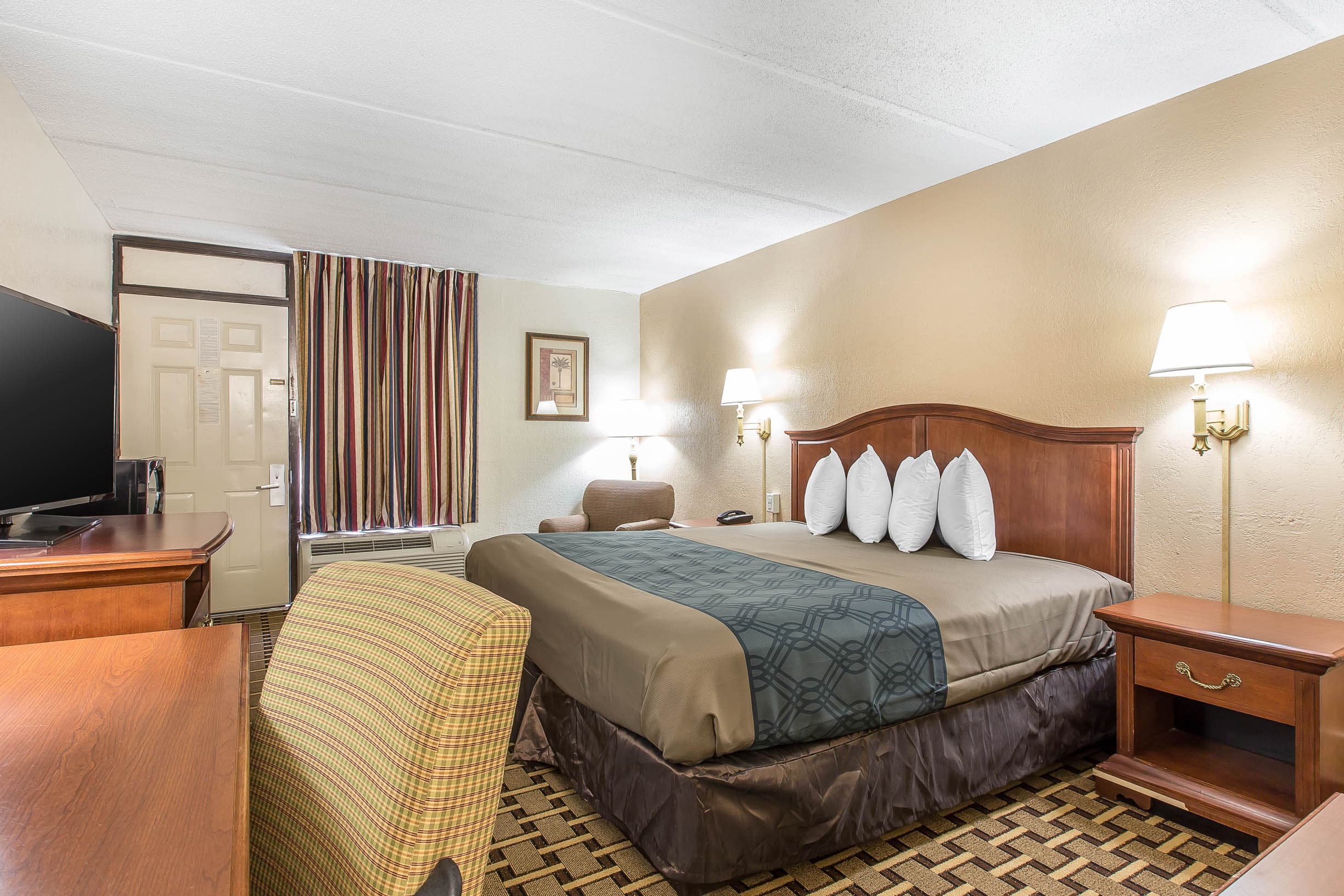 Econo Lodge Savannah Midtown — 12