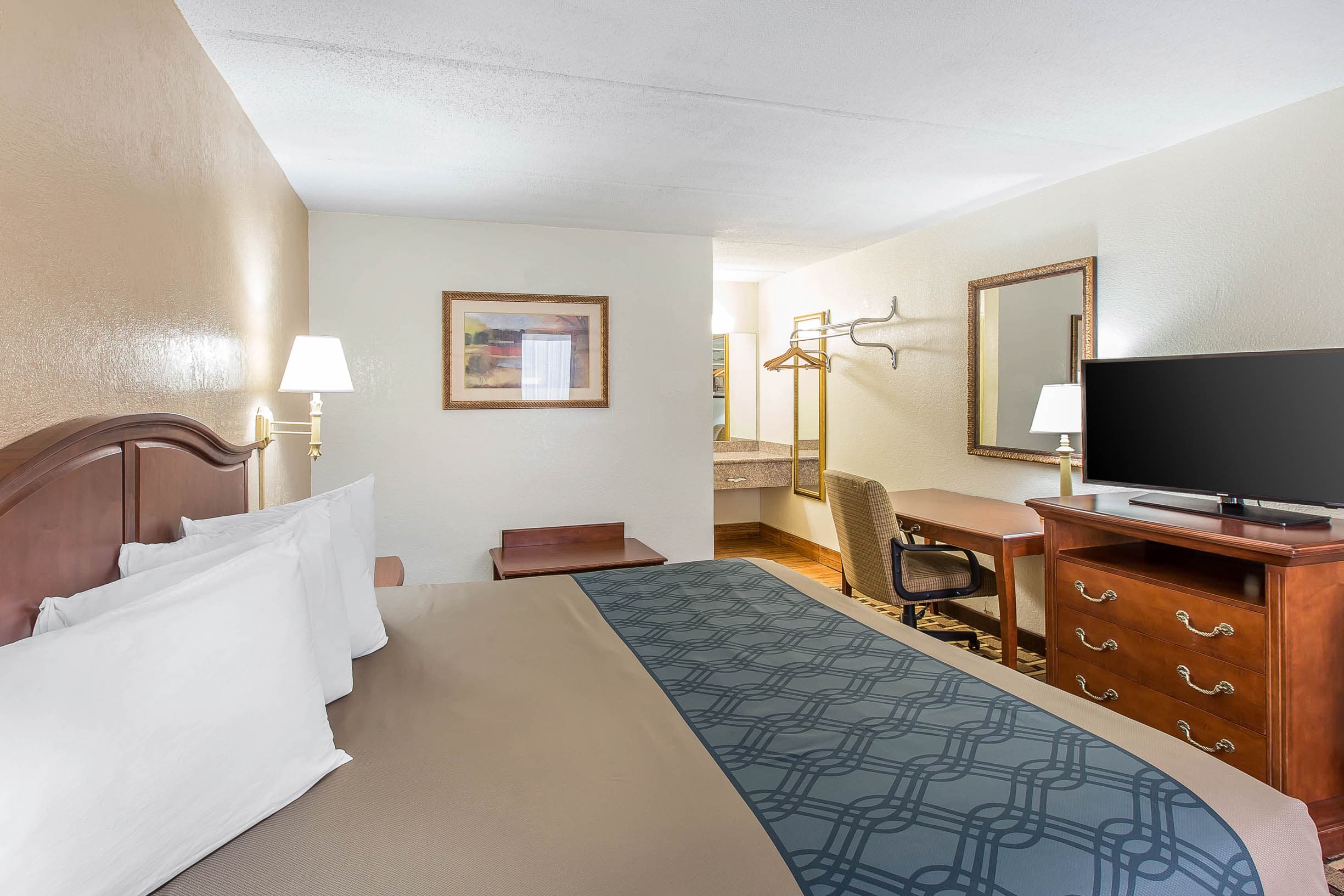 Econo Lodge Savannah Midtown — 13