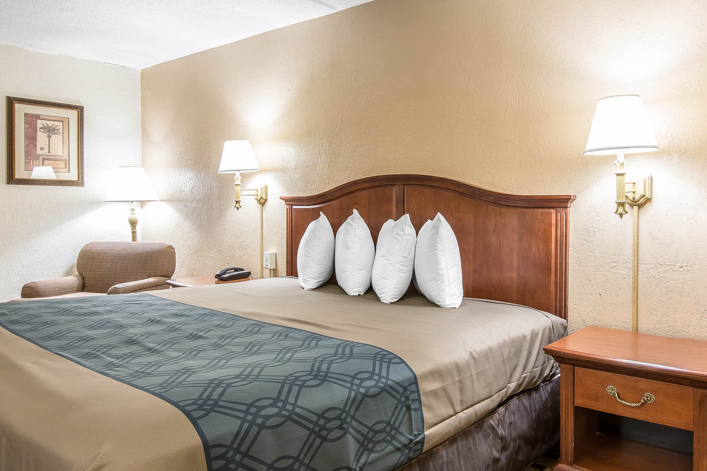Econo Lodge Savannah Midtown — 14