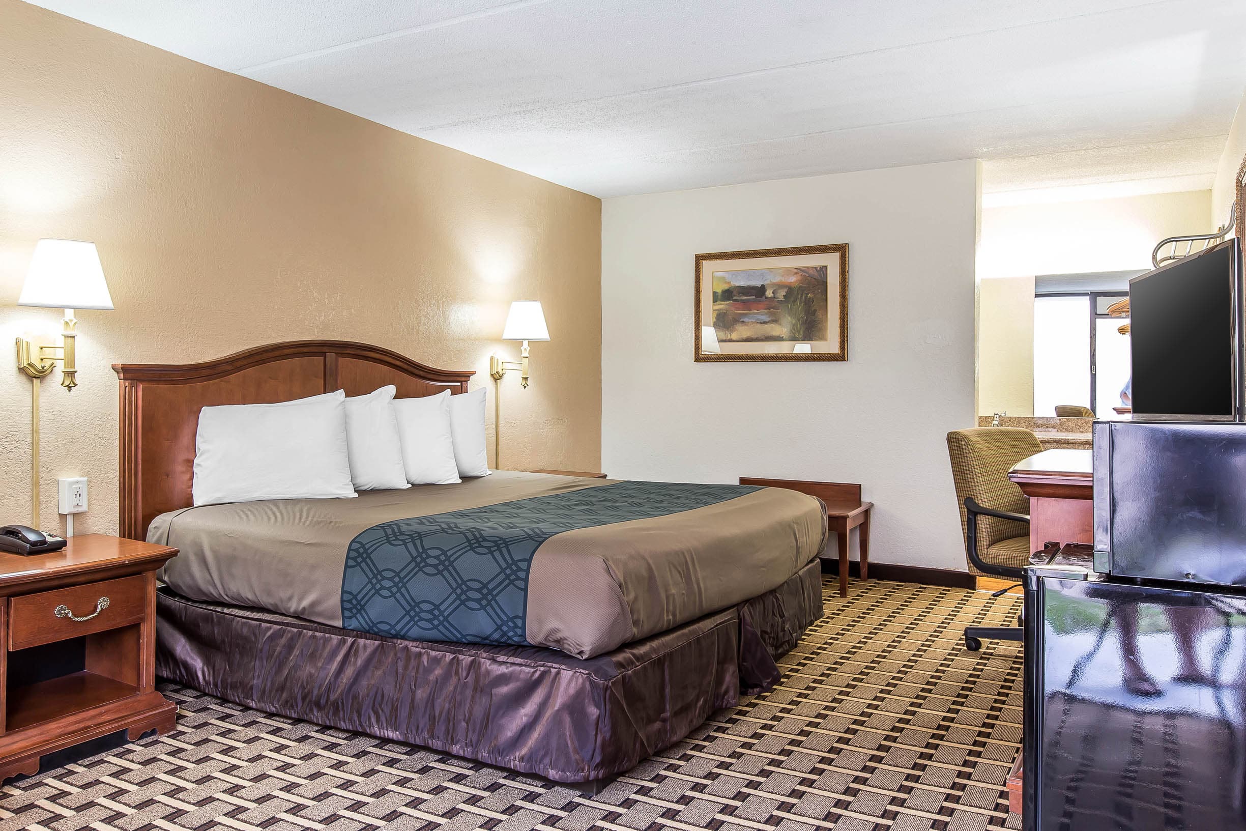 Econo Lodge Savannah Midtown — 15