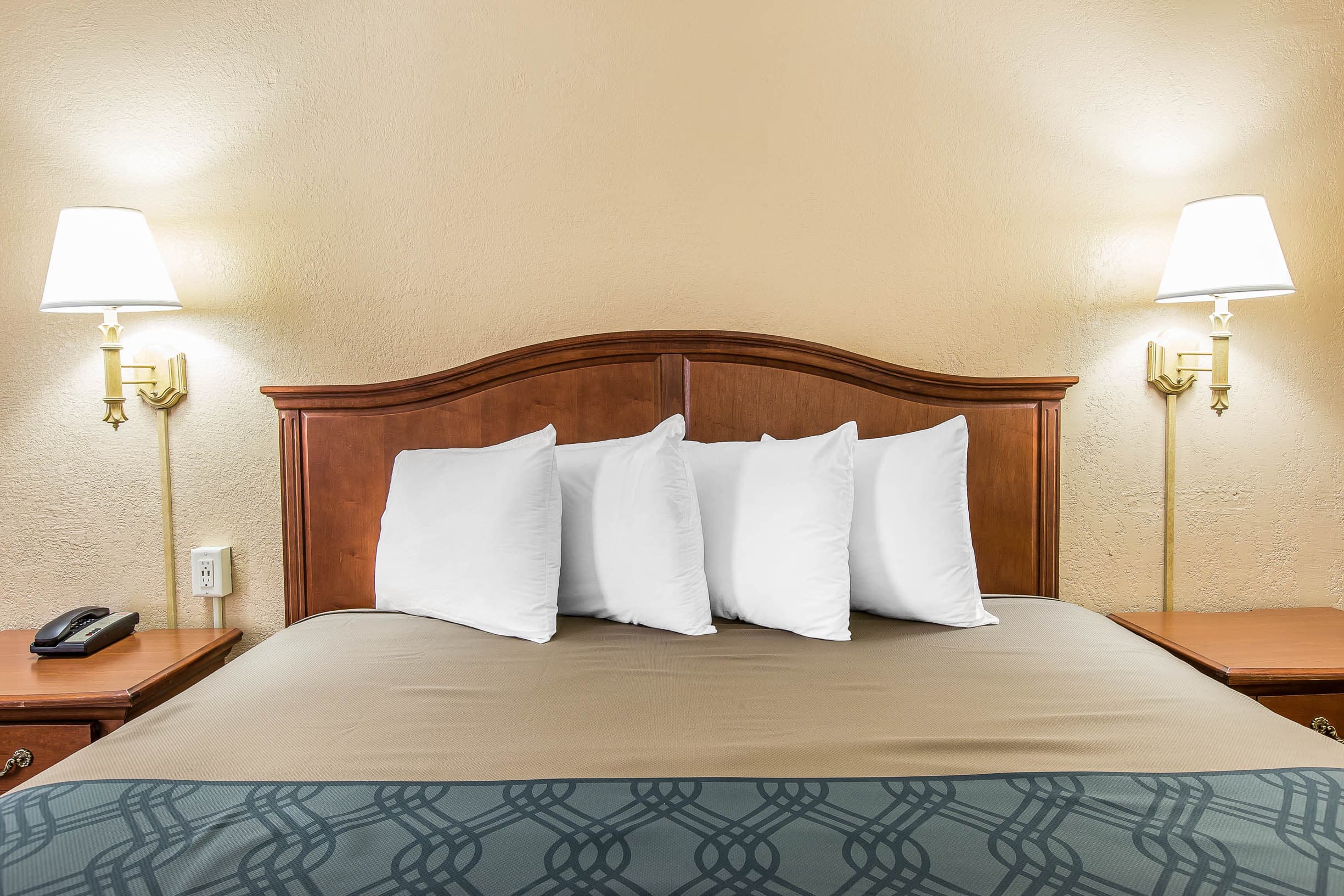 Econo Lodge Savannah Midtown — 11