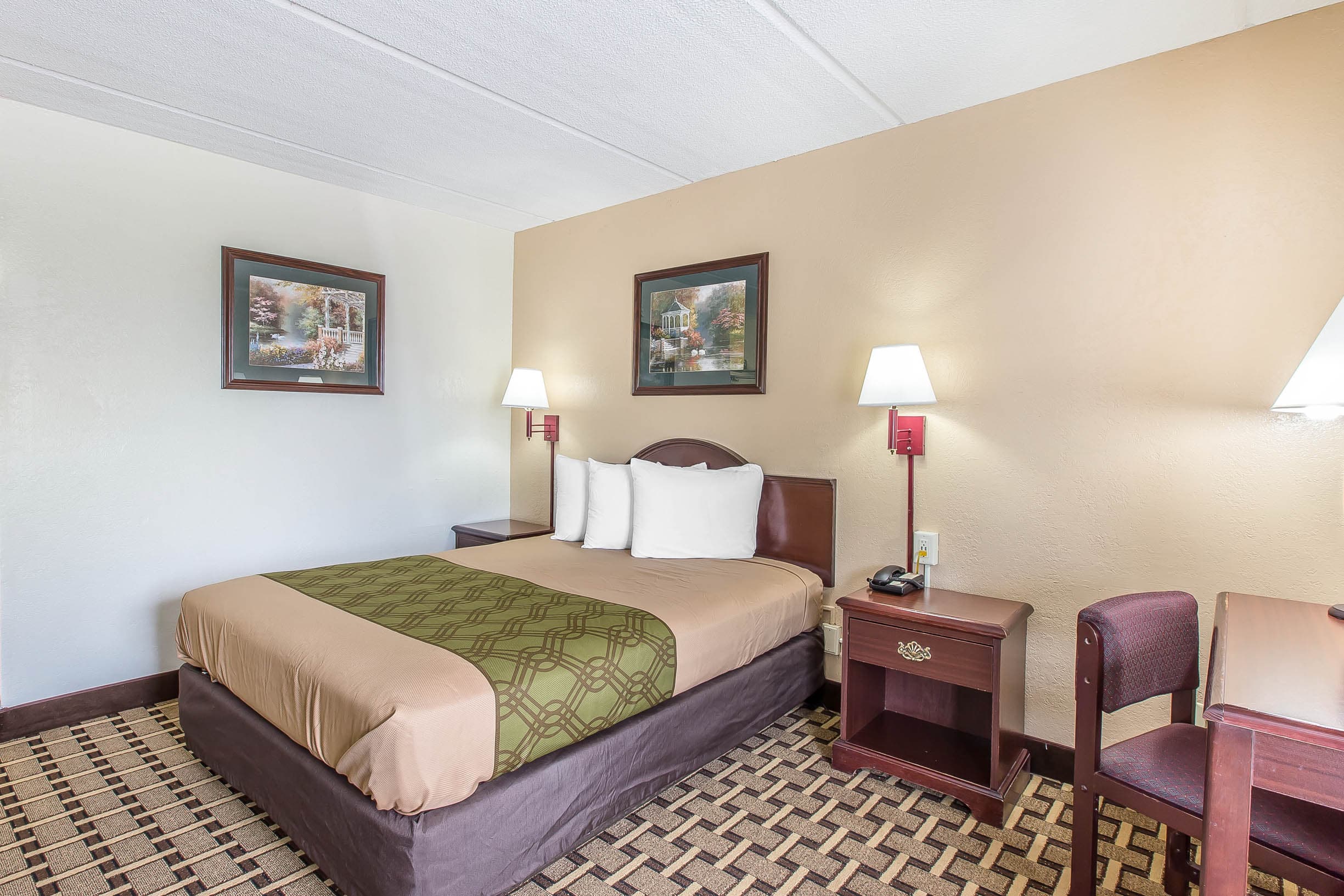 Econo Lodge Savannah Midtown — 16