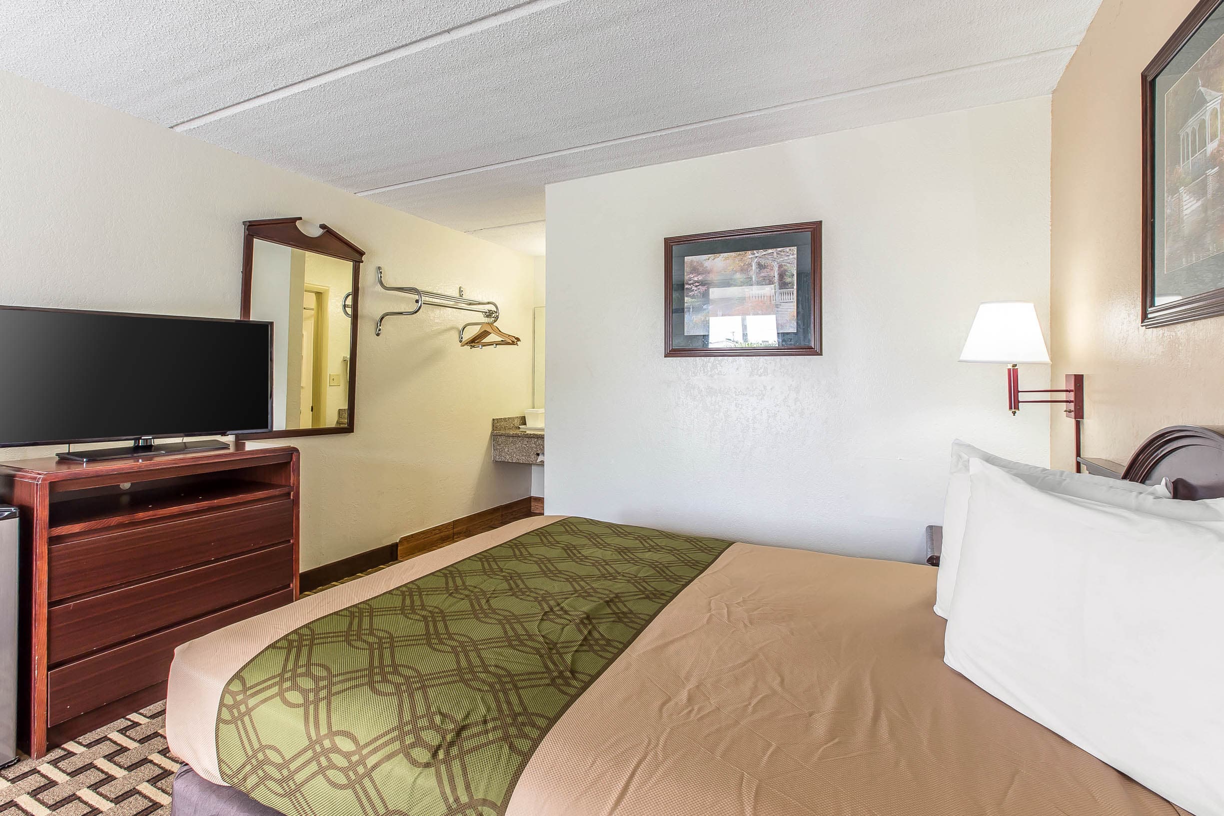 Econo Lodge Savannah Midtown — 18