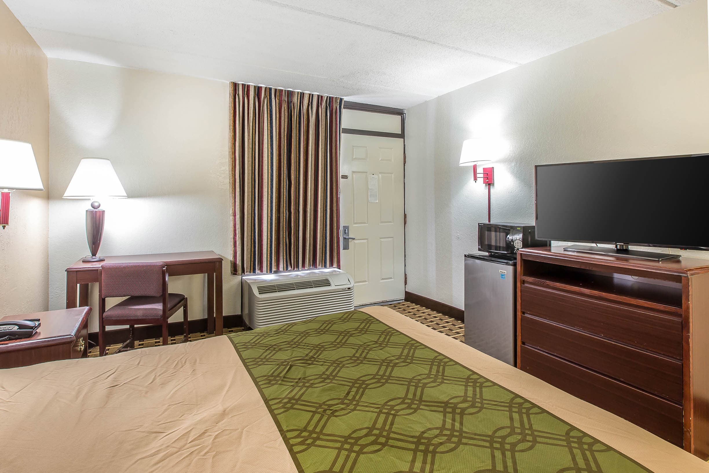 Econo Lodge Savannah Midtown — 19