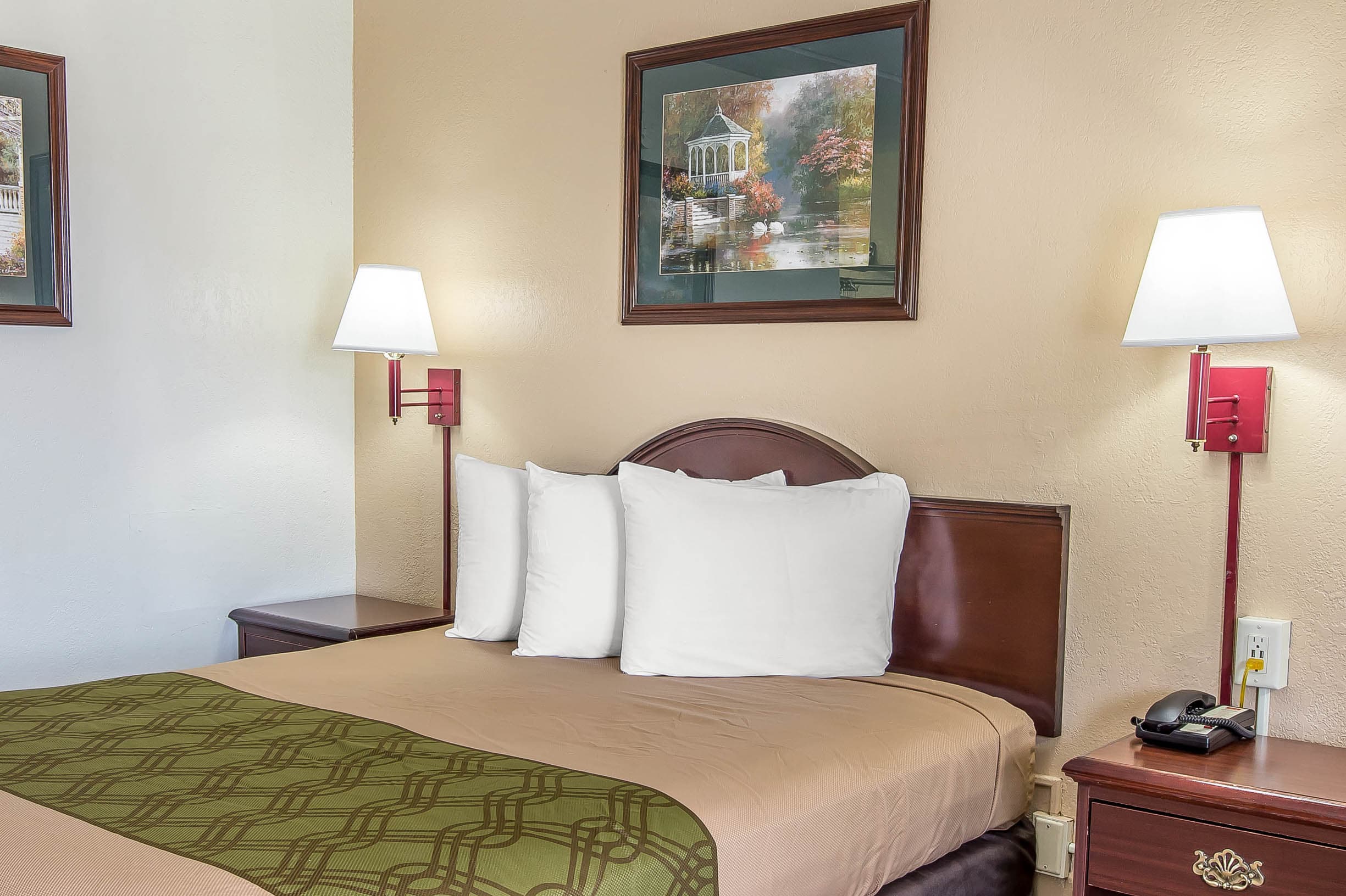 Econo Lodge Savannah Midtown — 20