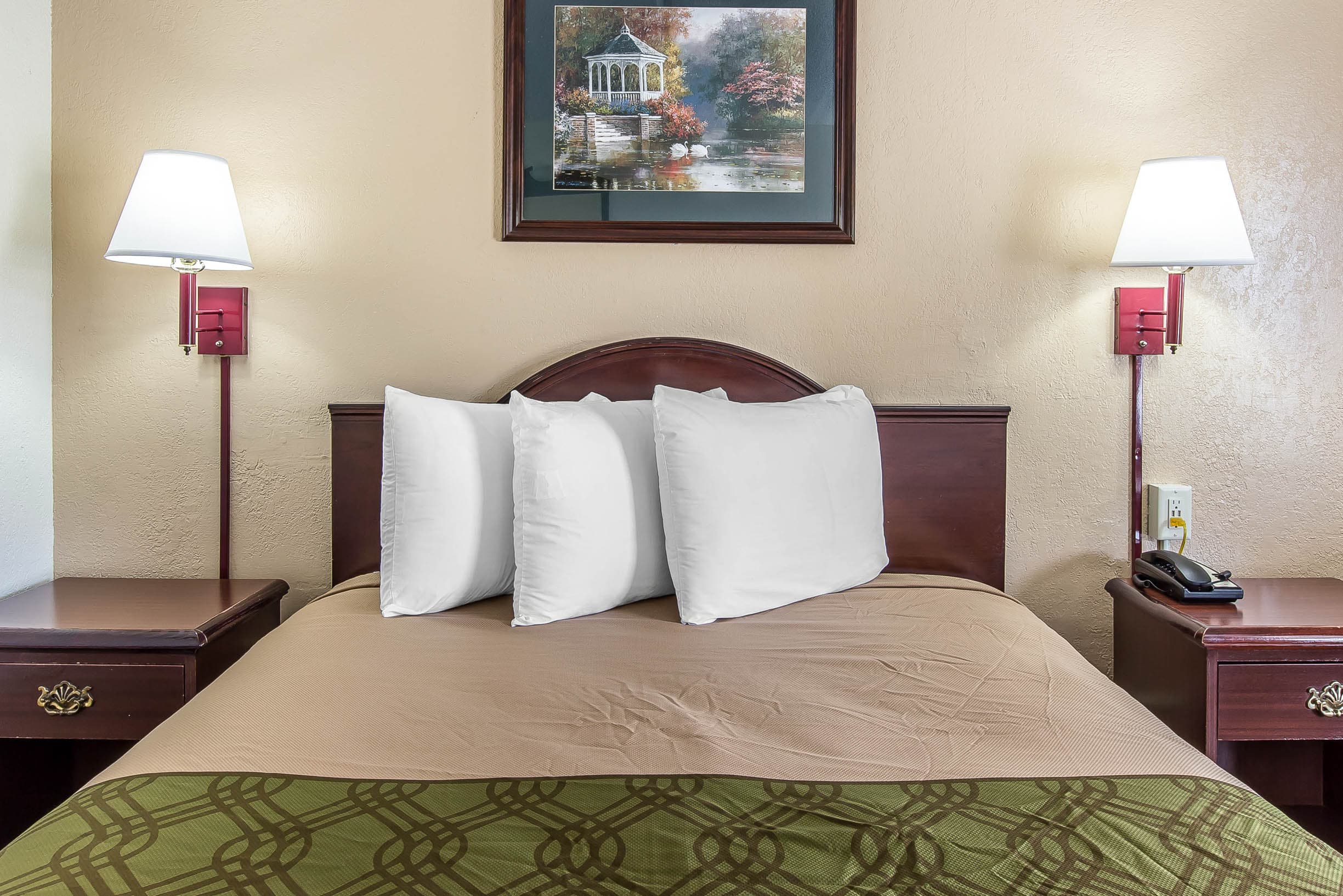 Econo Lodge Savannah Midtown — 17