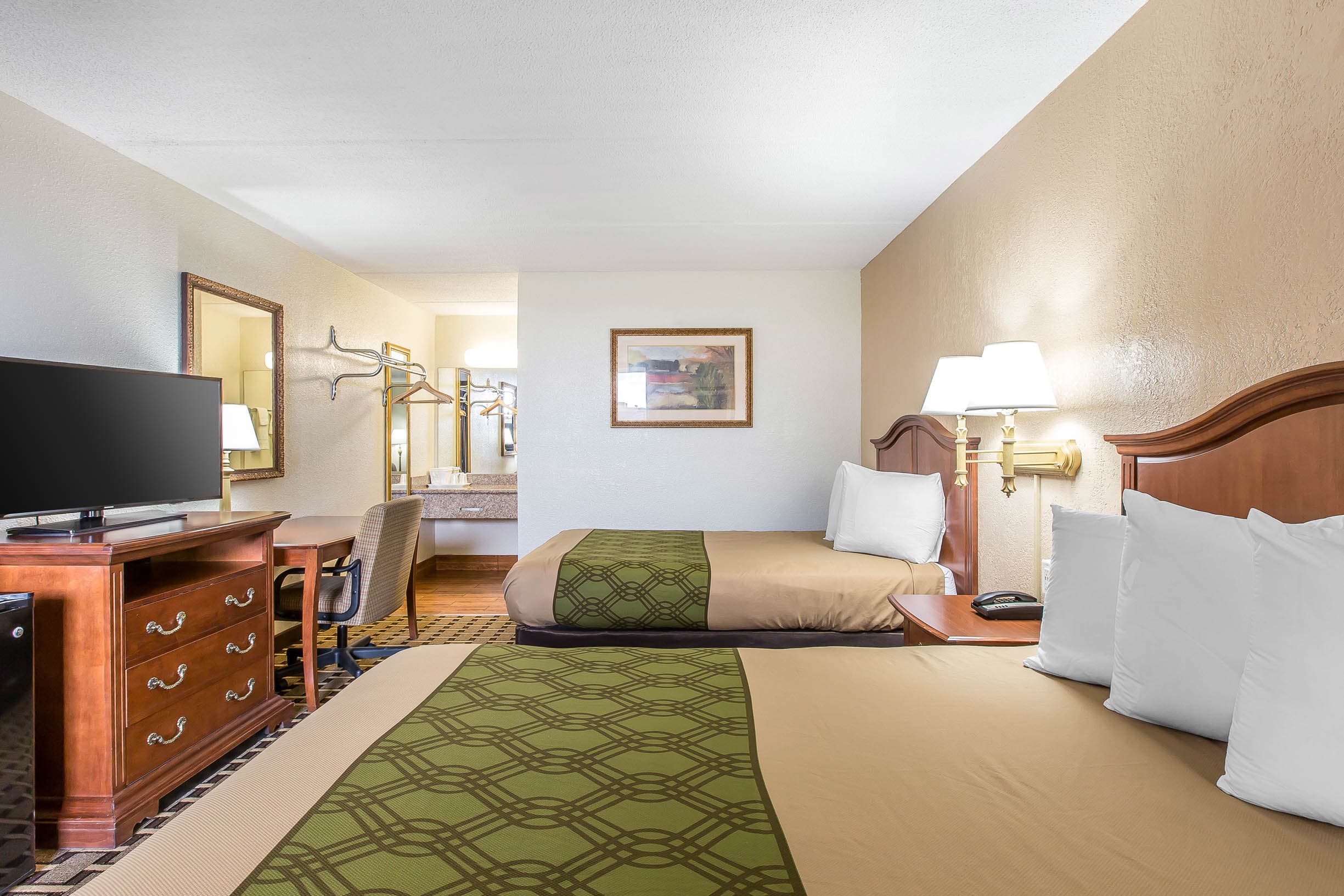 Econo Lodge Savannah Midtown - Image 2