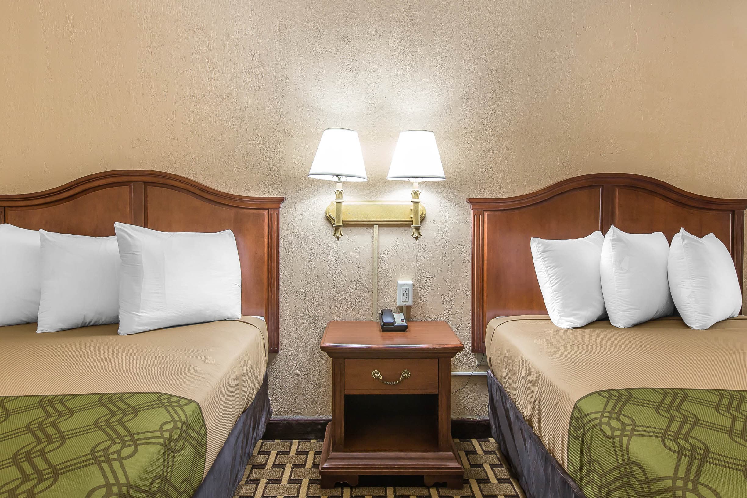 Econo Lodge Savannah Midtown - Image 3