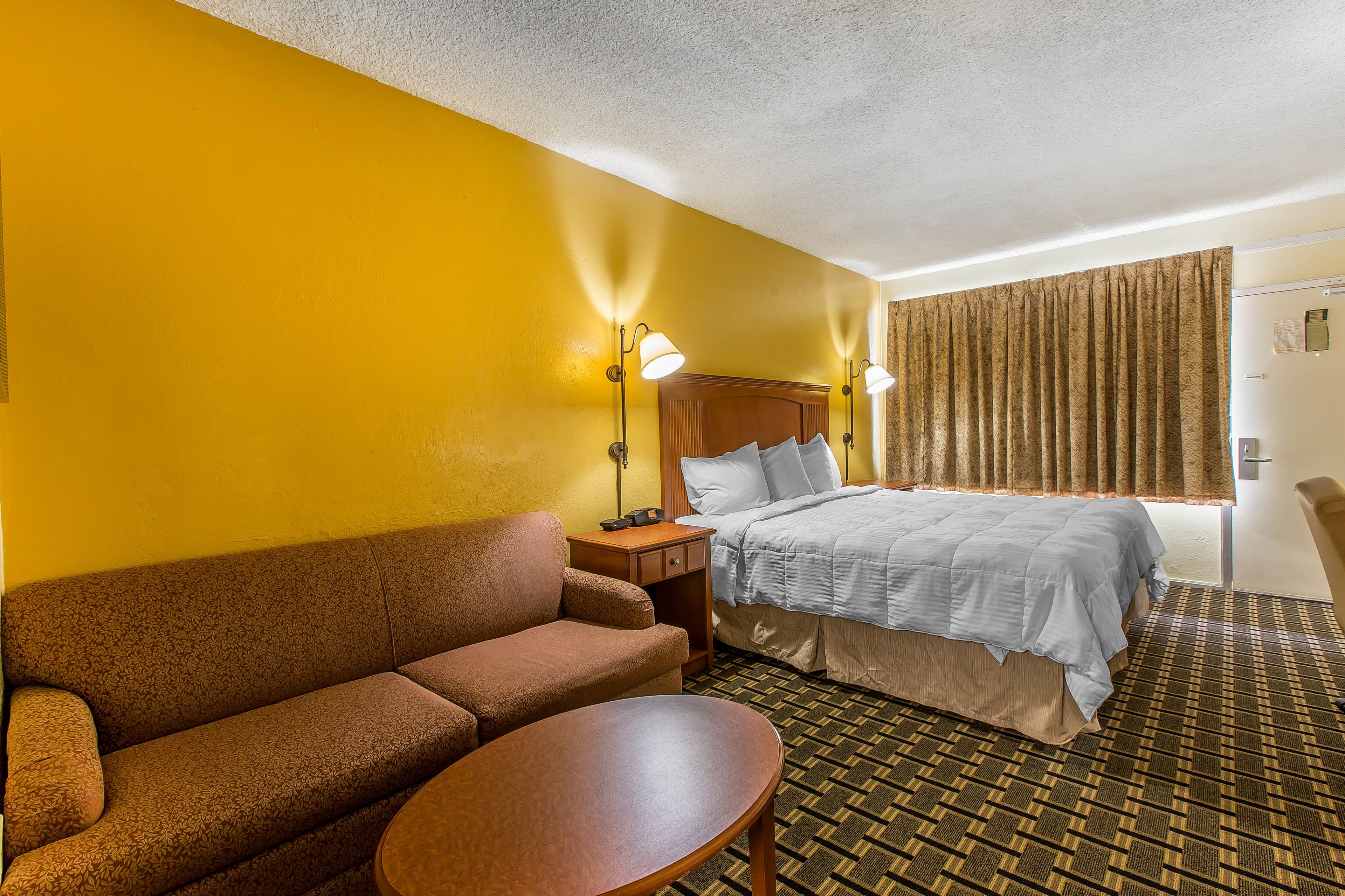 Econo Lodge Byron near Historic District - Warner Robins - Image 4