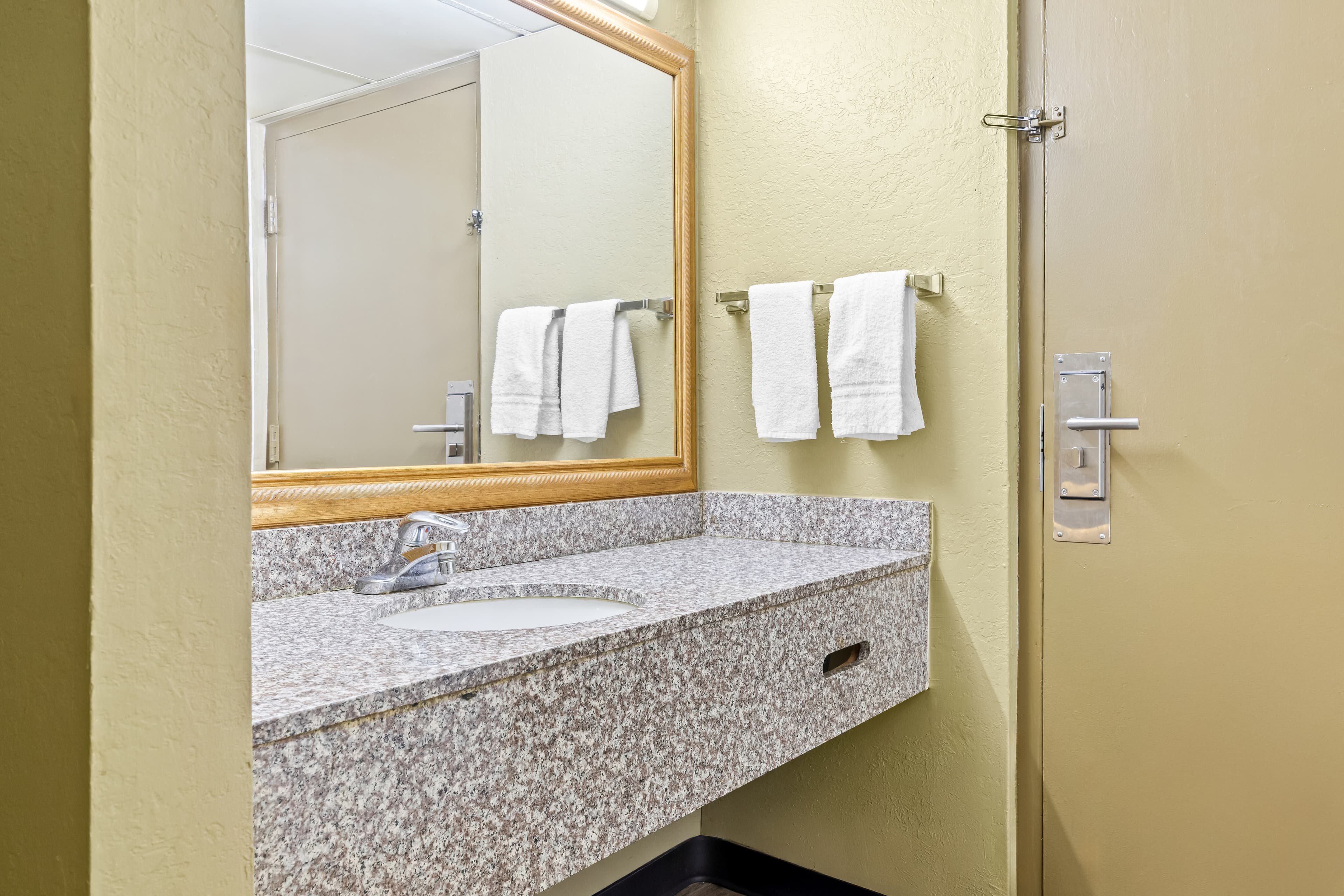 Rodeway Inn Stone Mountain - Image 4