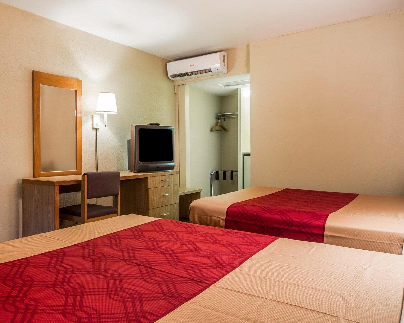Econo Lodge Atlanta College Park — 24