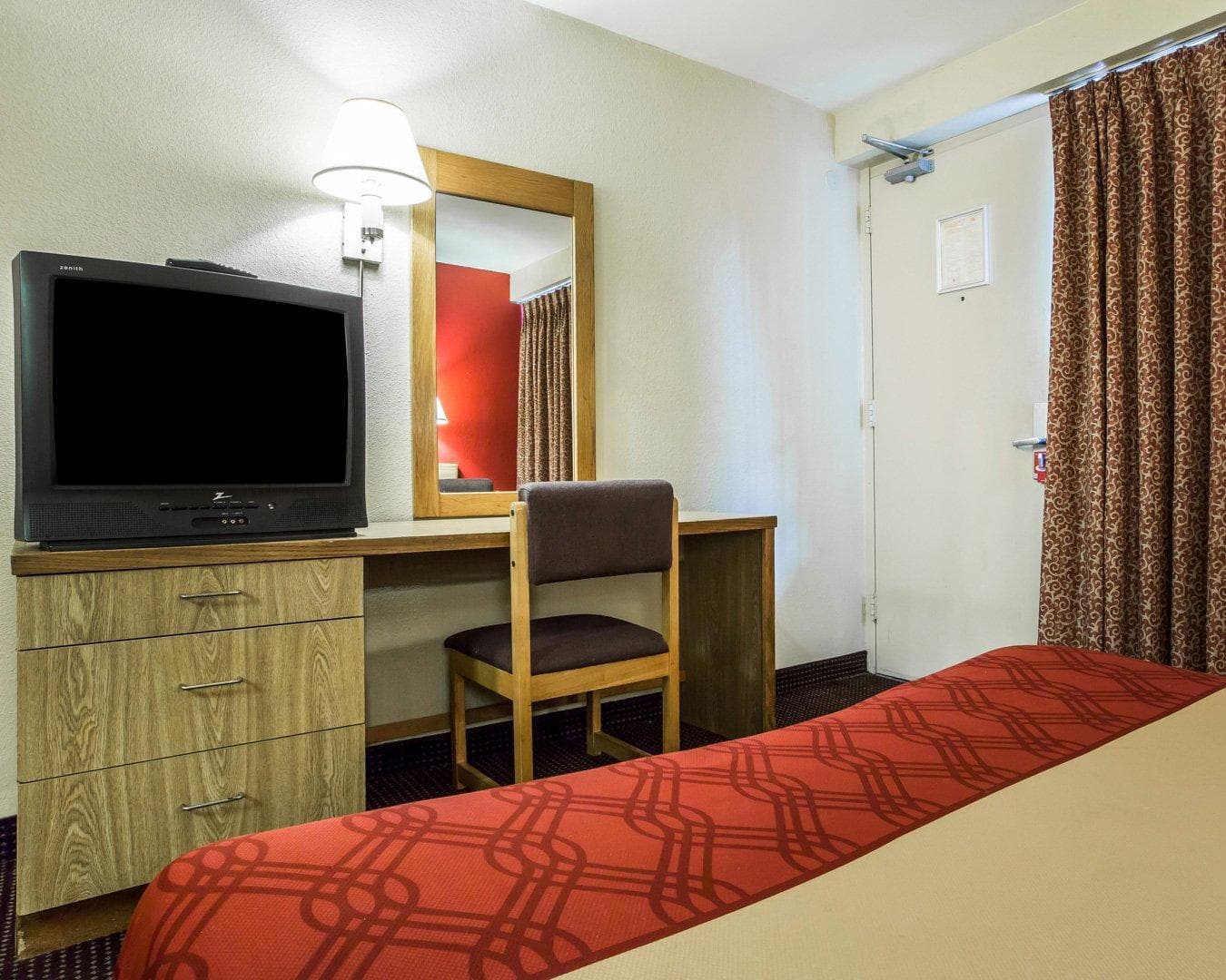 Econo Lodge Atlanta College Park — 6