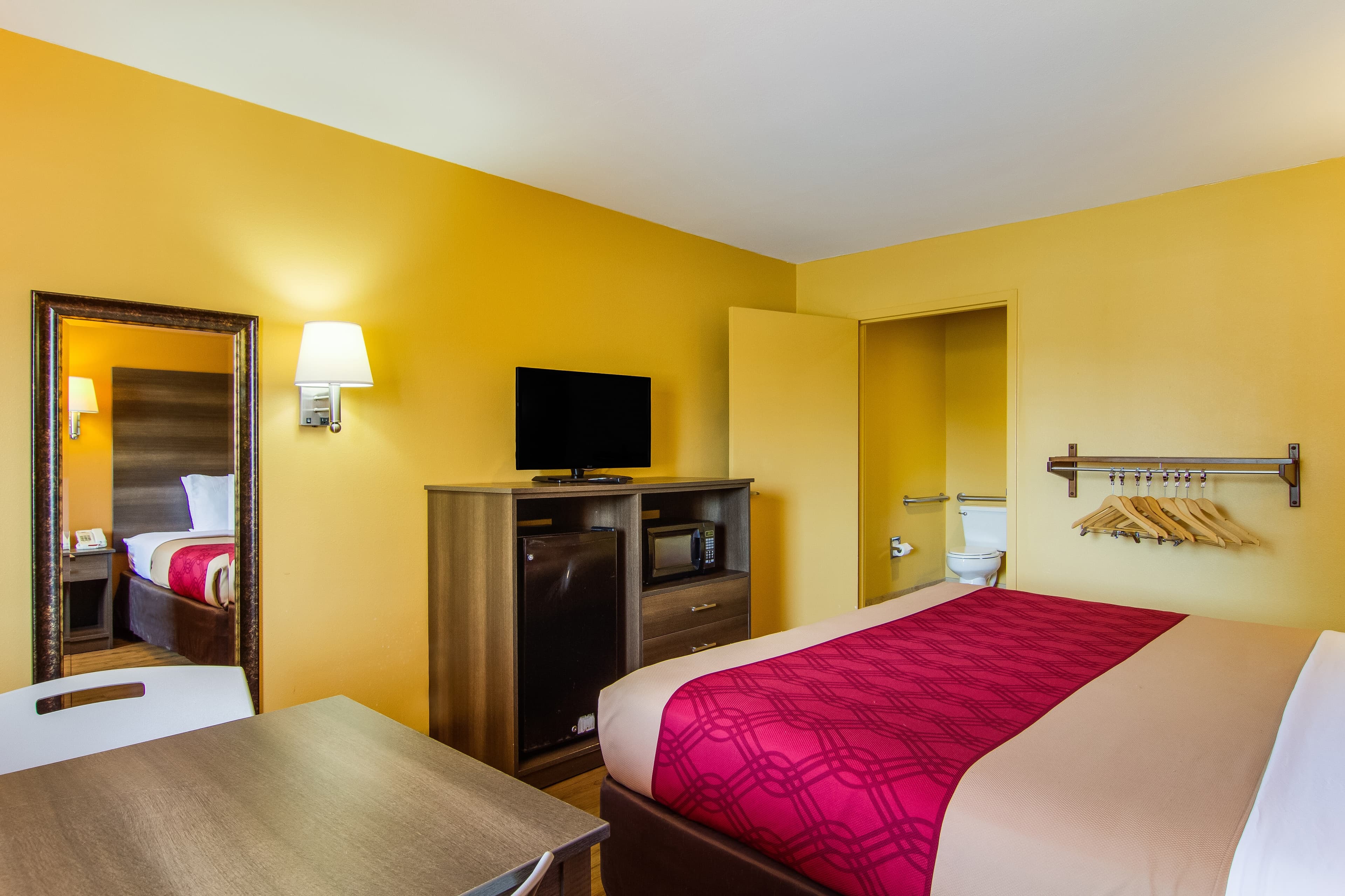 Econo Lodge Kingsland — 18