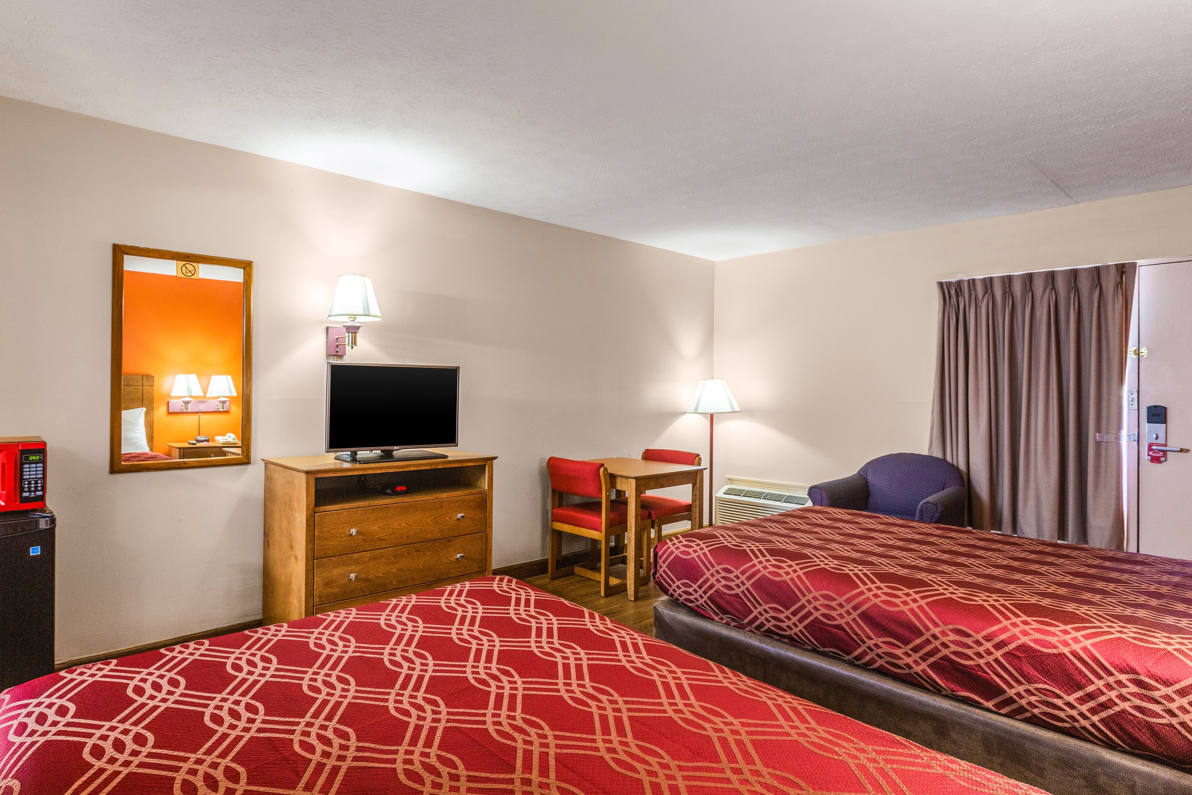 Econo Lodge McDonough South — 8