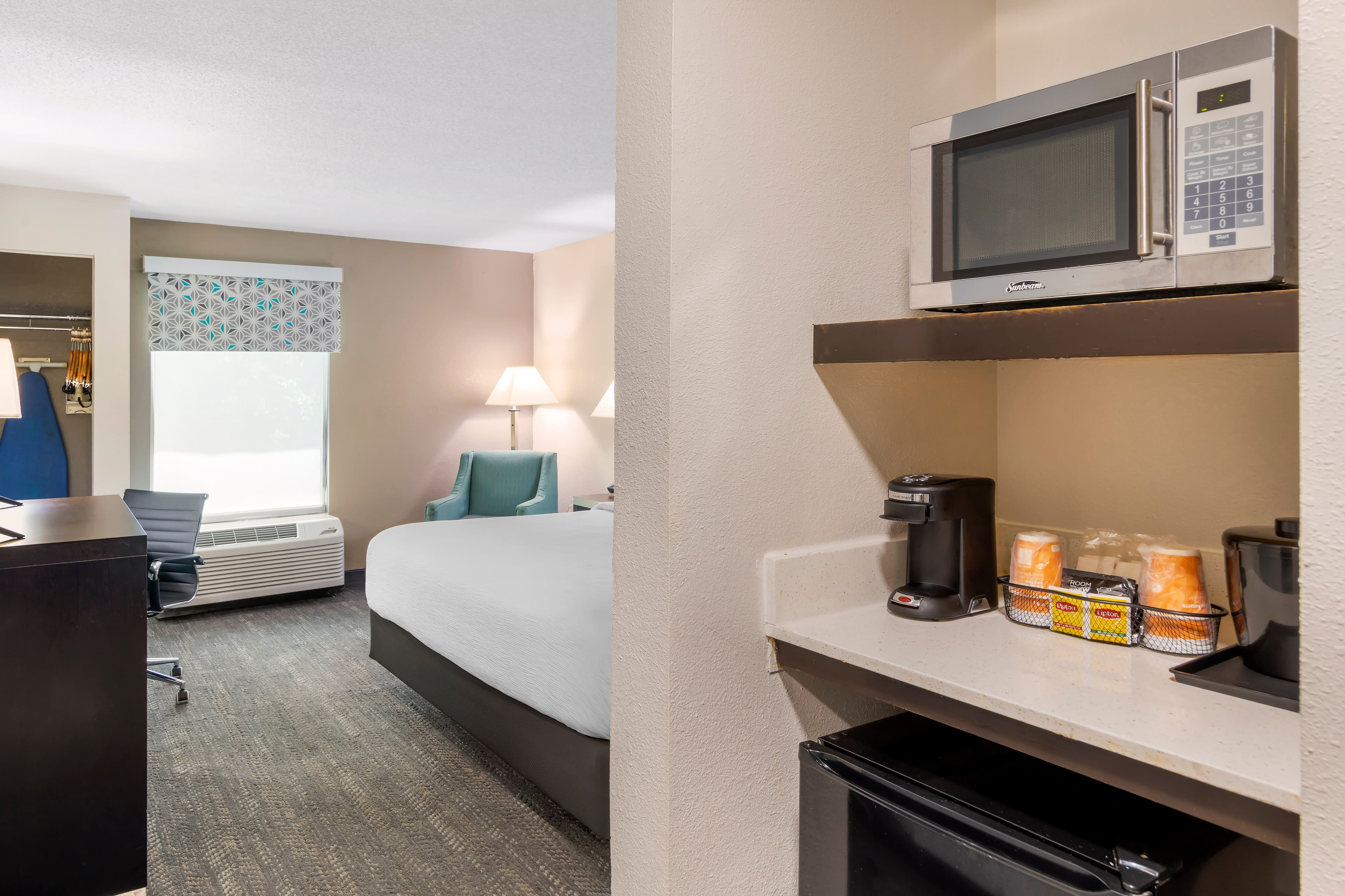 1 King Bed, Mobility Accessible - Image 5