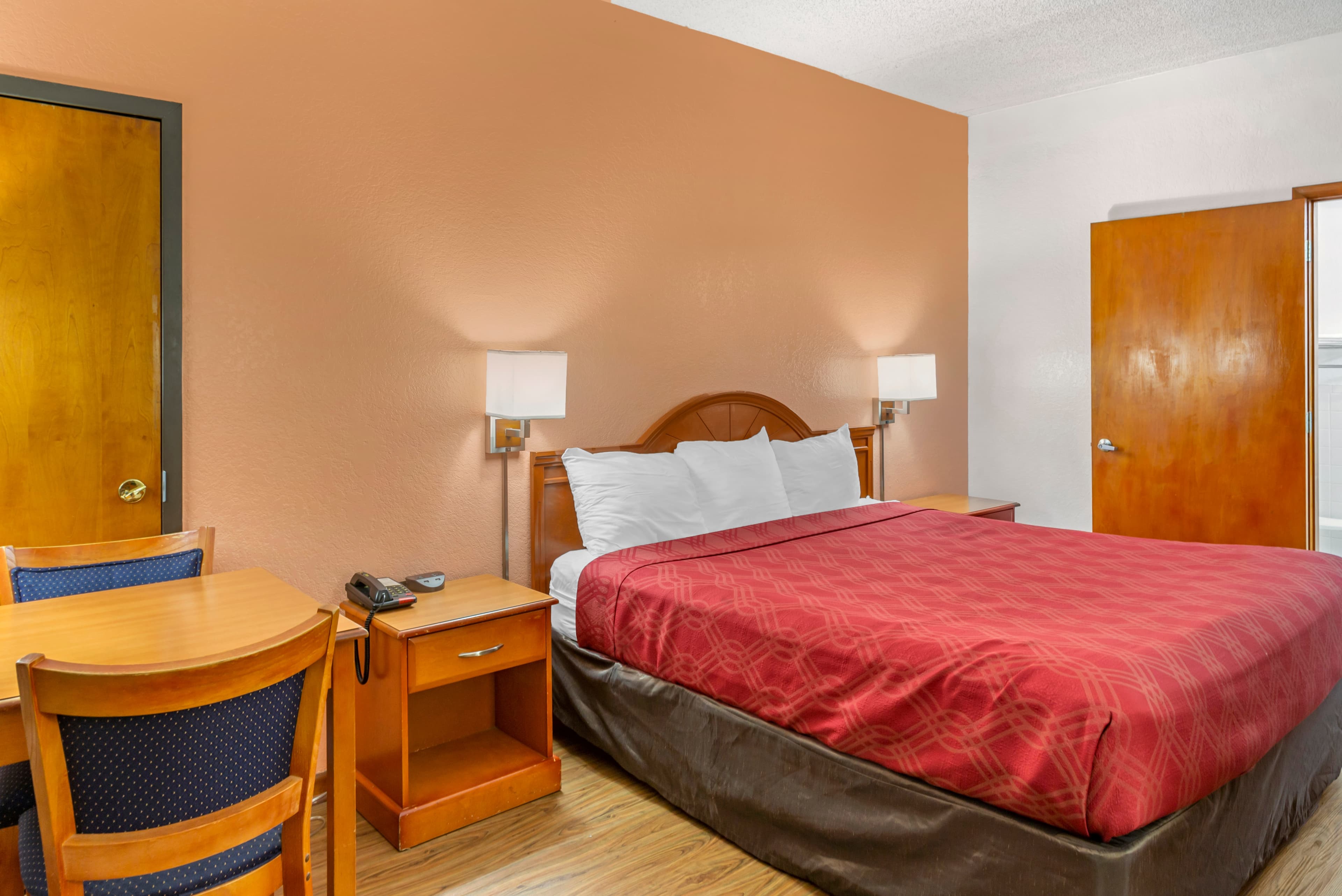 Econo Lodge Inn & Suites Albany North — 2