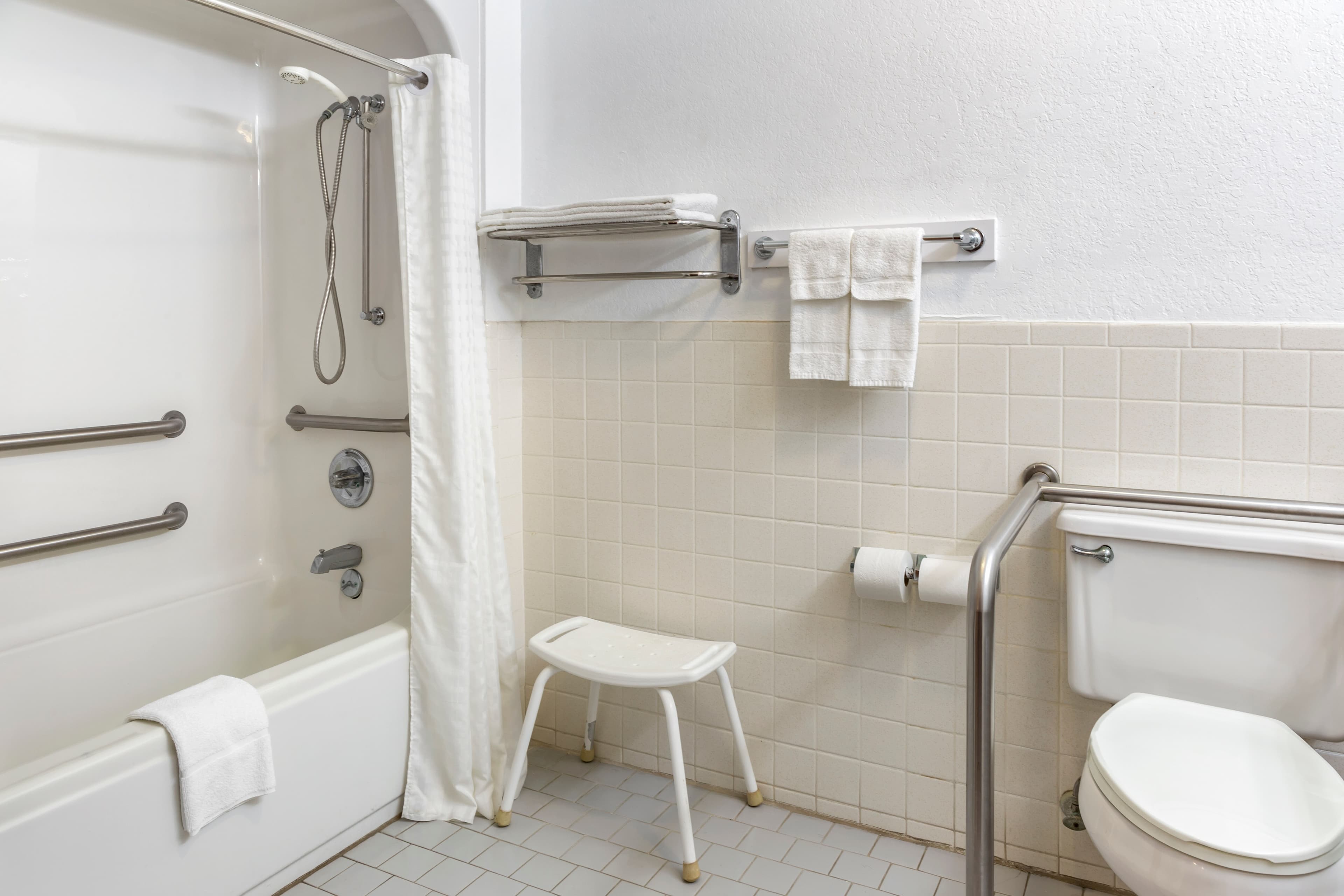 Econo Lodge Inn & Suites Albany North — 8