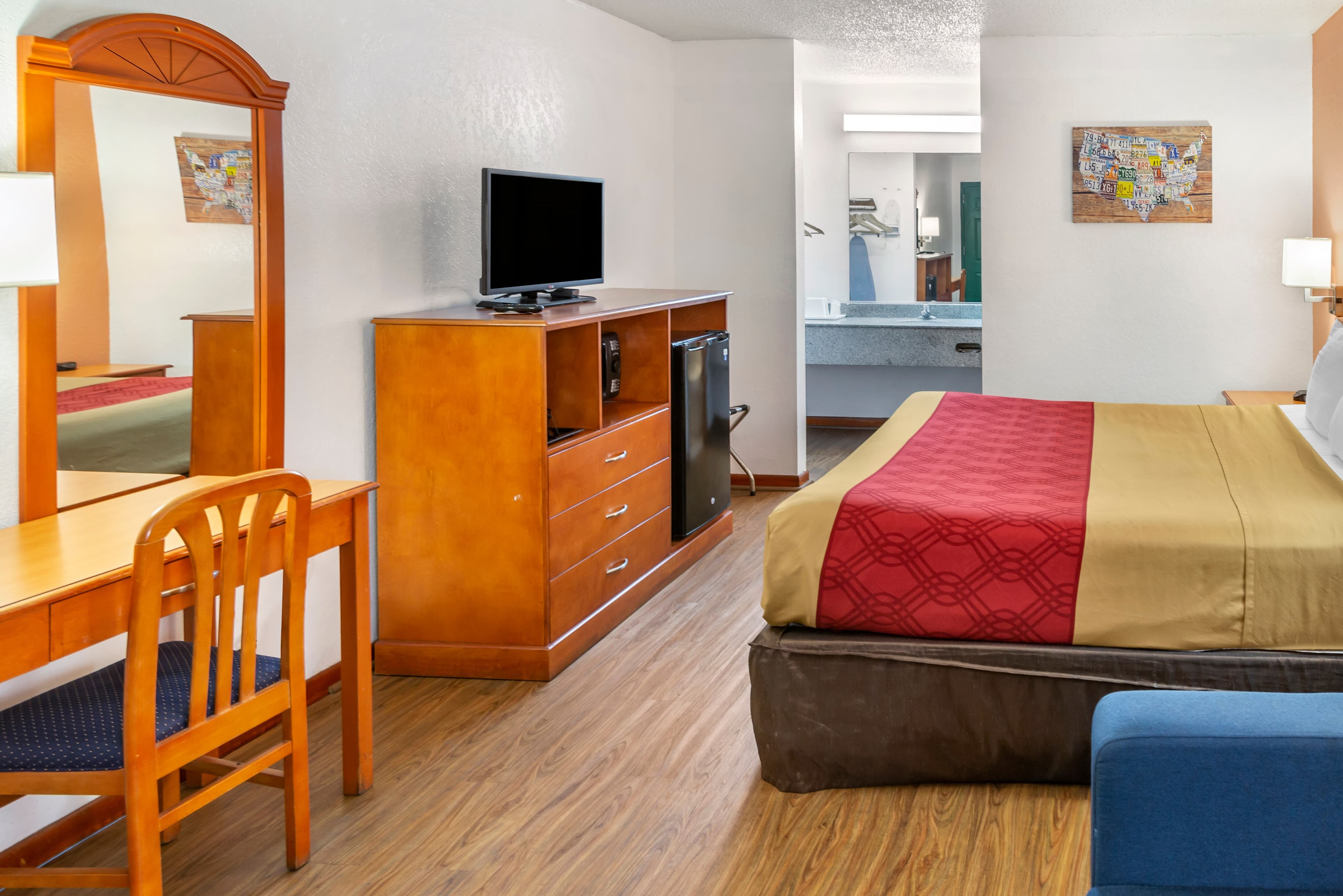 Econo Lodge Inn & Suites Albany North — 10