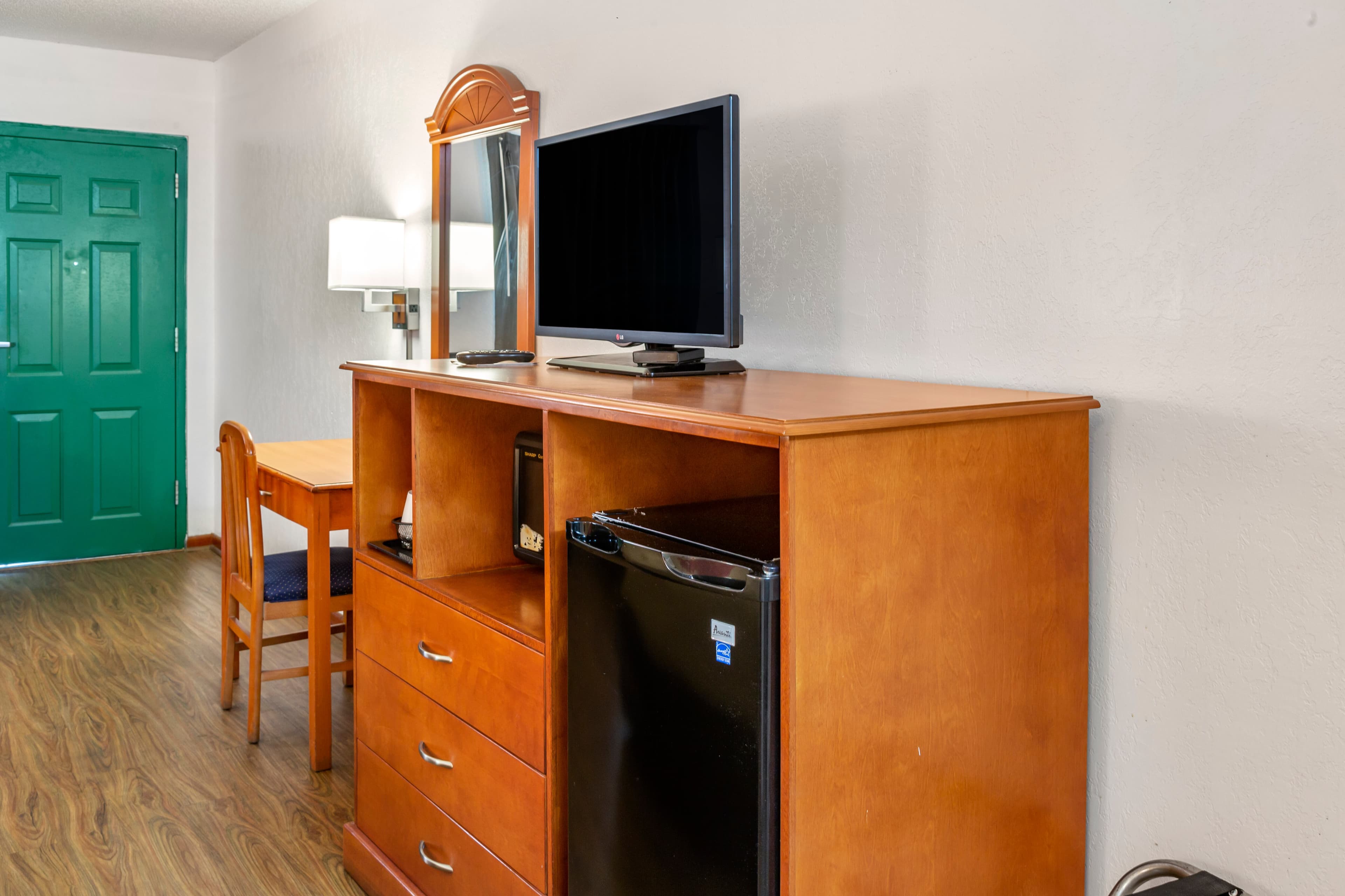 Econo Lodge Inn & Suites Albany North — 11