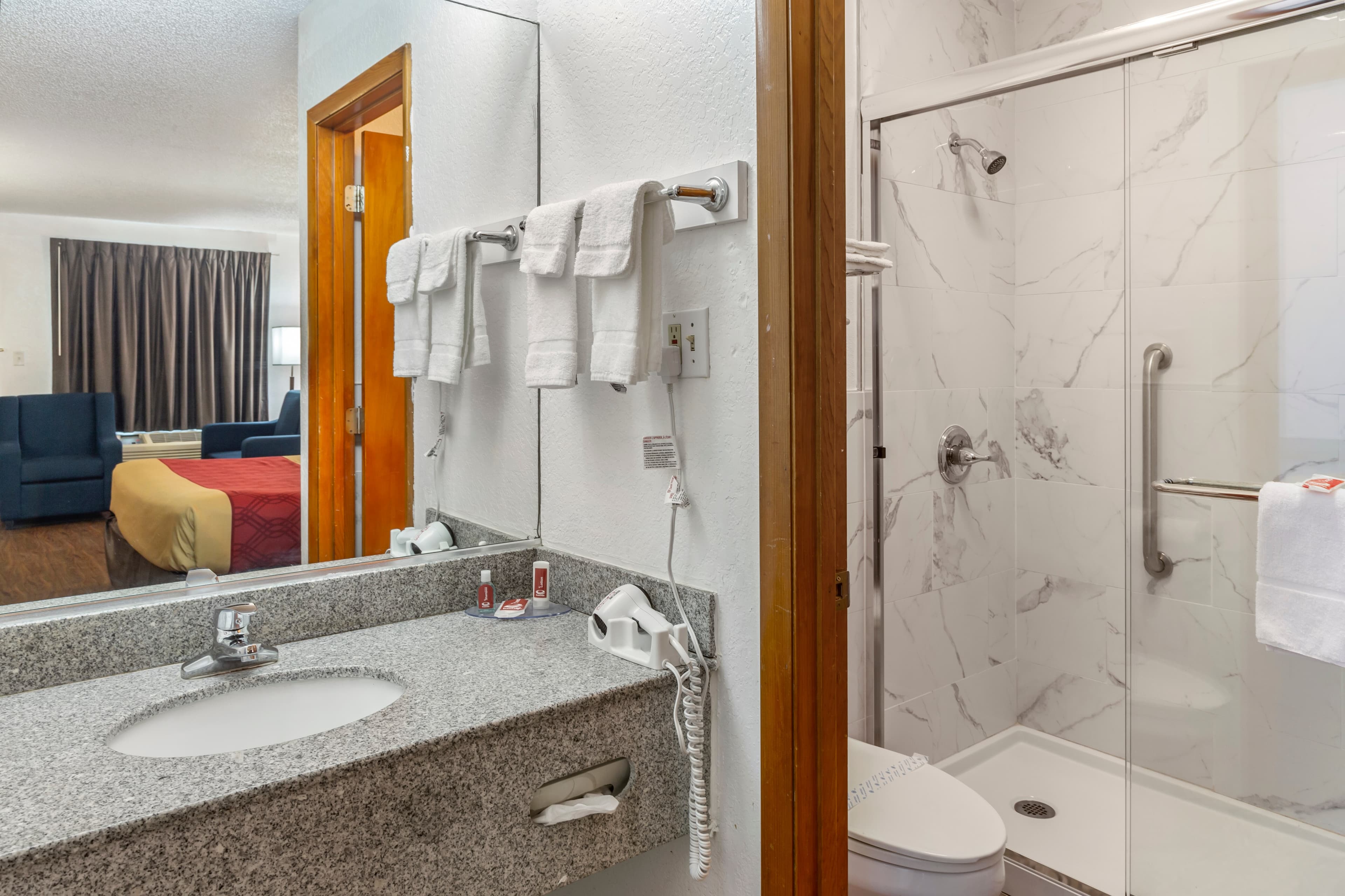 Econo Lodge Inn & Suites Albany North — 12