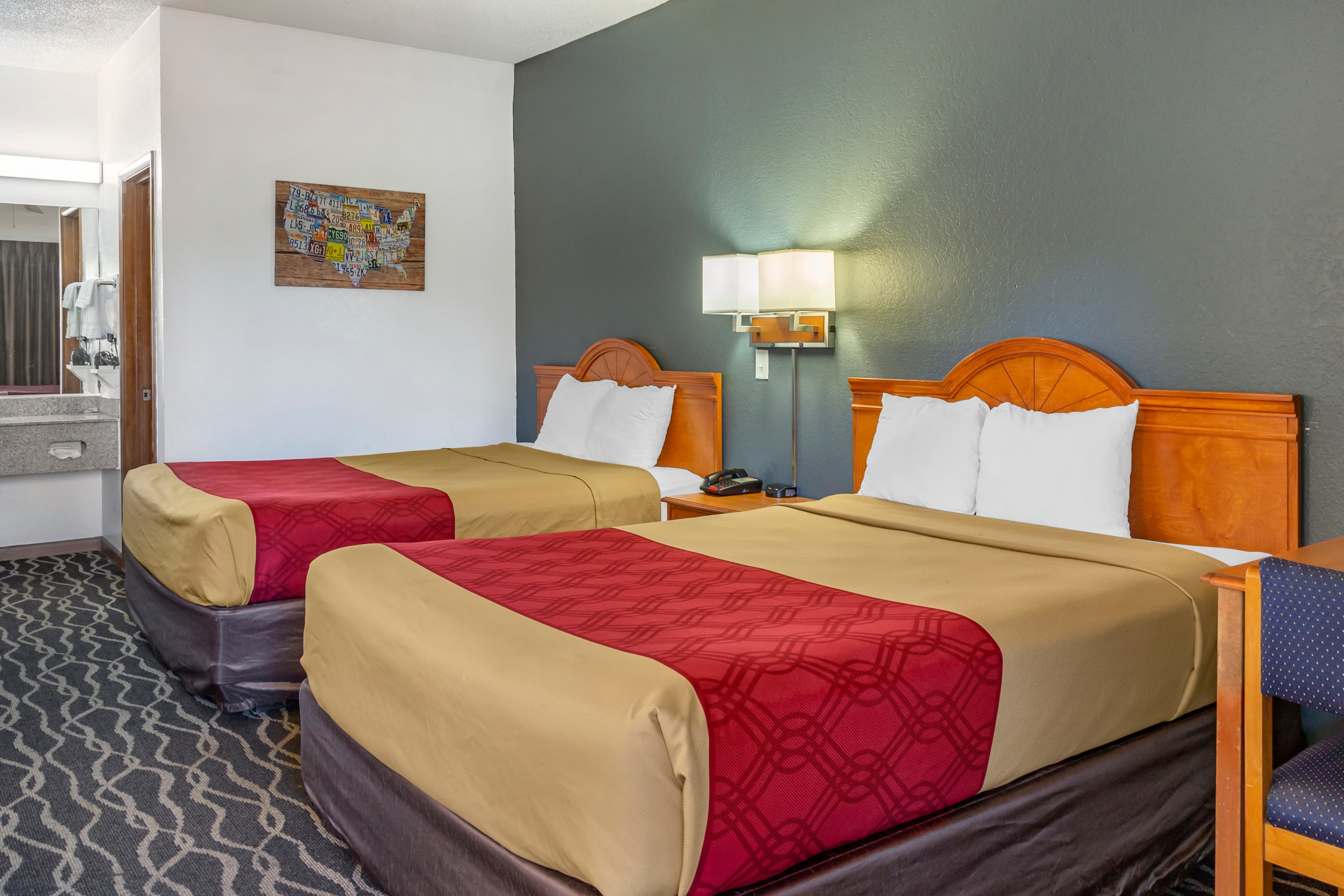 Econo Lodge Inn & Suites Albany North — 17