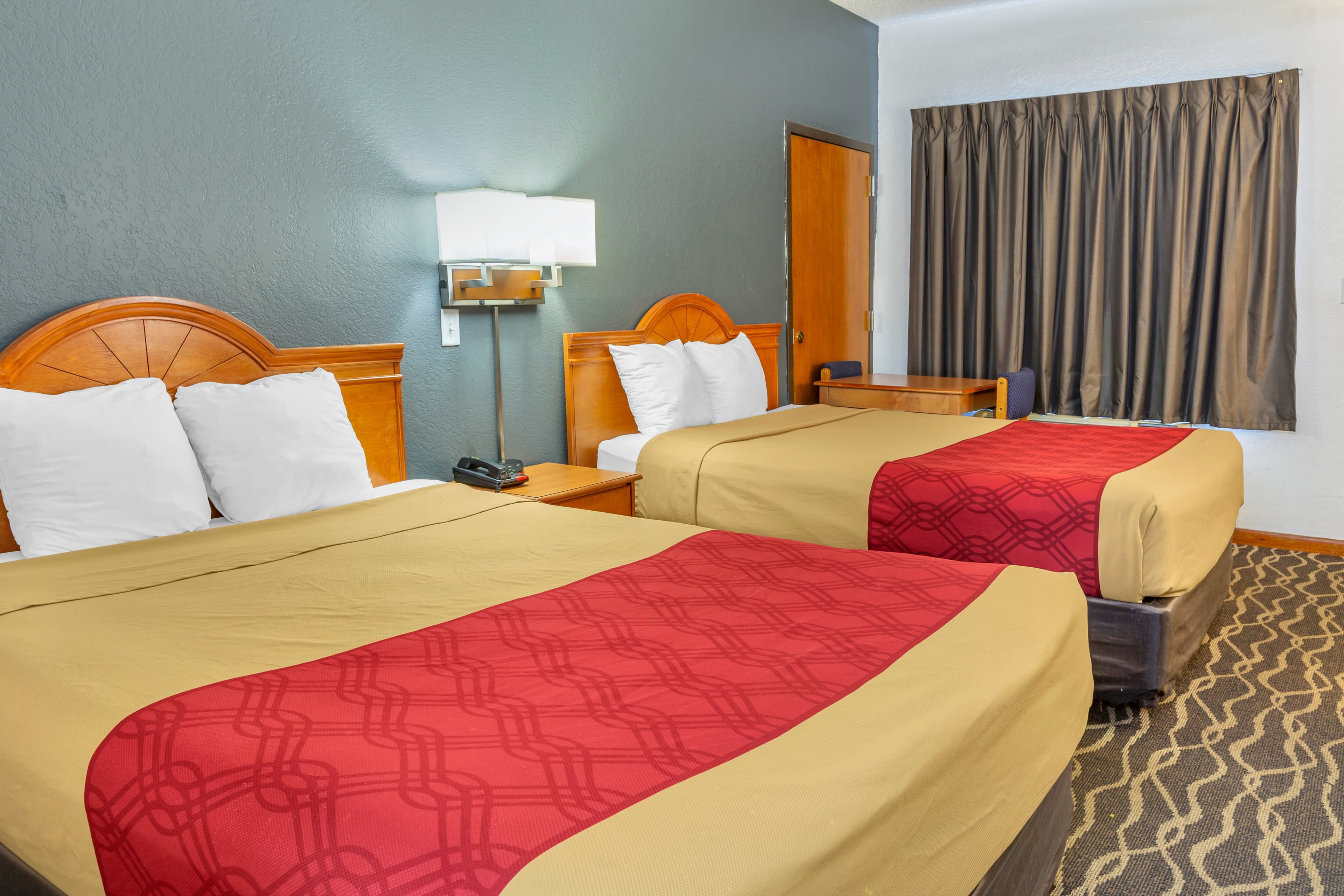 Econo Lodge Inn & Suites Albany North — 19